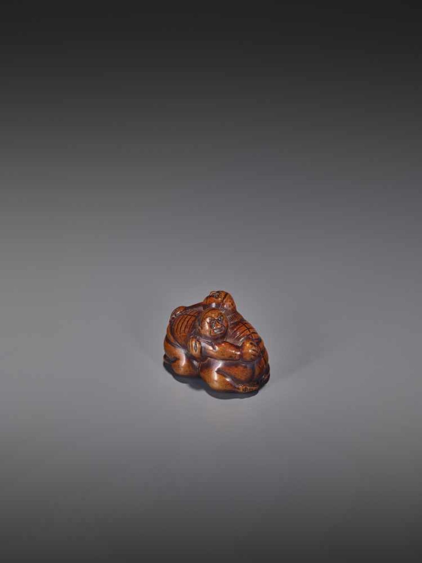 A WOOD NETSUKE OF TWO WRESTLERS UnsignedJapan, early 19th century, Edo period (1615-1868)Carved from - Bild 3 aus 9