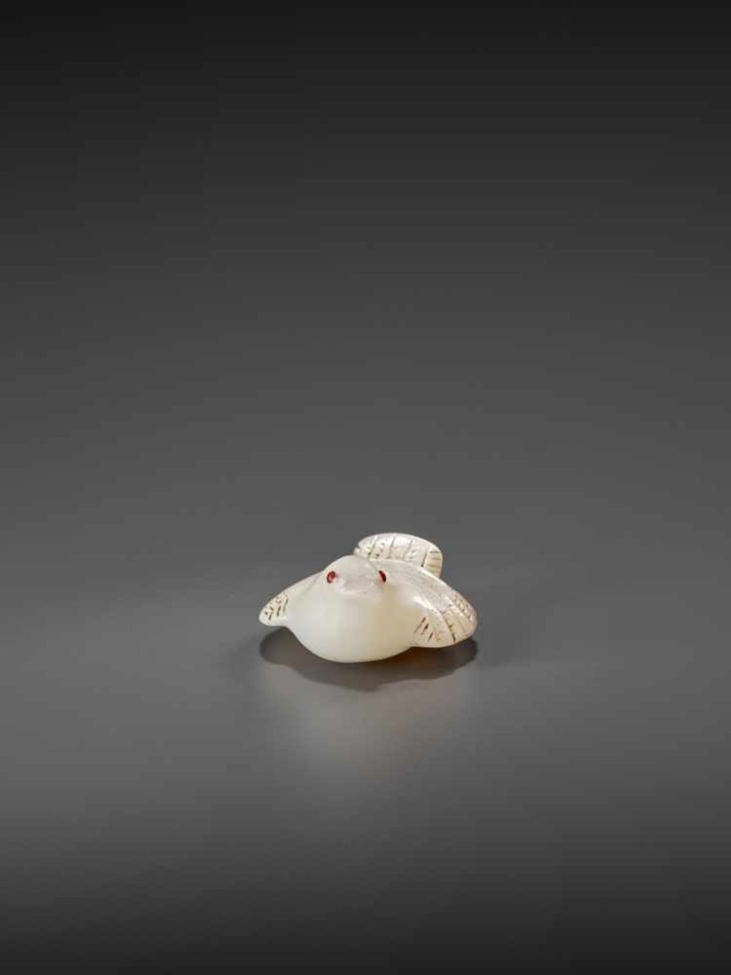 A VERY RARE MOTHER OF PEARL NETSUKE OF FUKURA SUZUME UnsignedJapan, 19th century, Edo period (1615- - Bild 5 aus 11