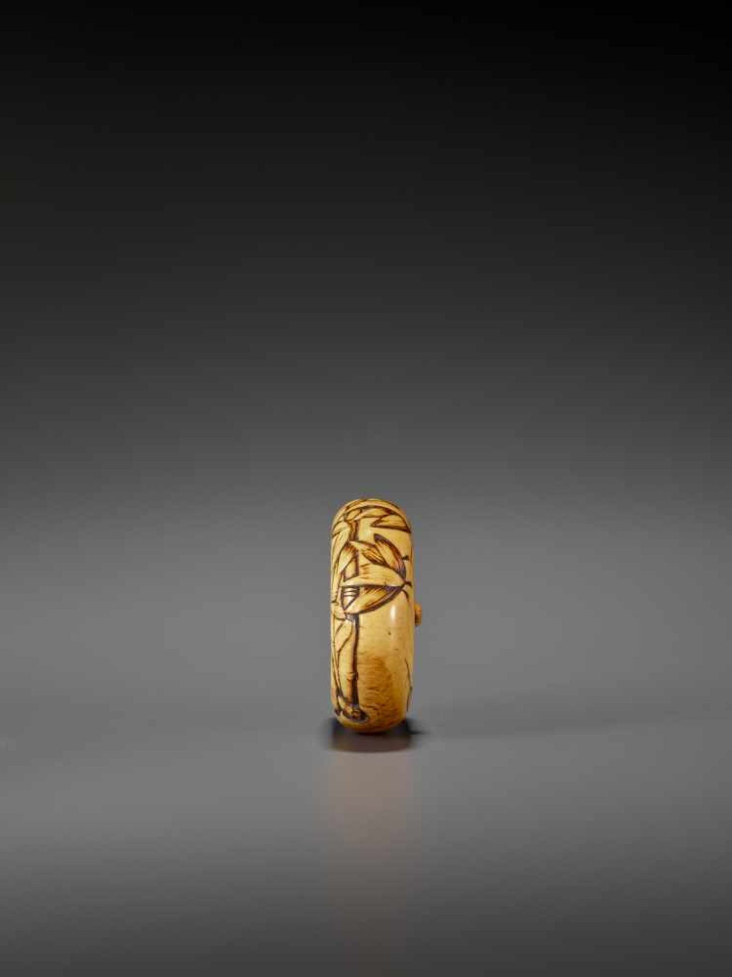 A LARGE EARLY IVORY MANJU WITH TIGER AND BAMBOO UnsignedJapan, 18th century, Edo period (1615-1868)A - Bild 3 aus 6