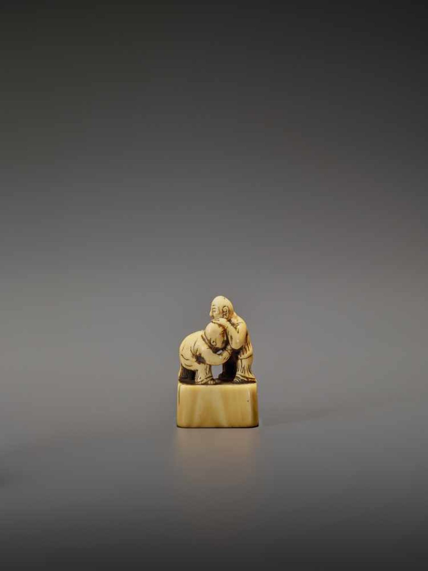 AN EARLY IVORY NETSUKE OF TWO CHINESE WRESTLERS UnsignedJapan, early 18th century, Edo period ( - Image 2 of 9