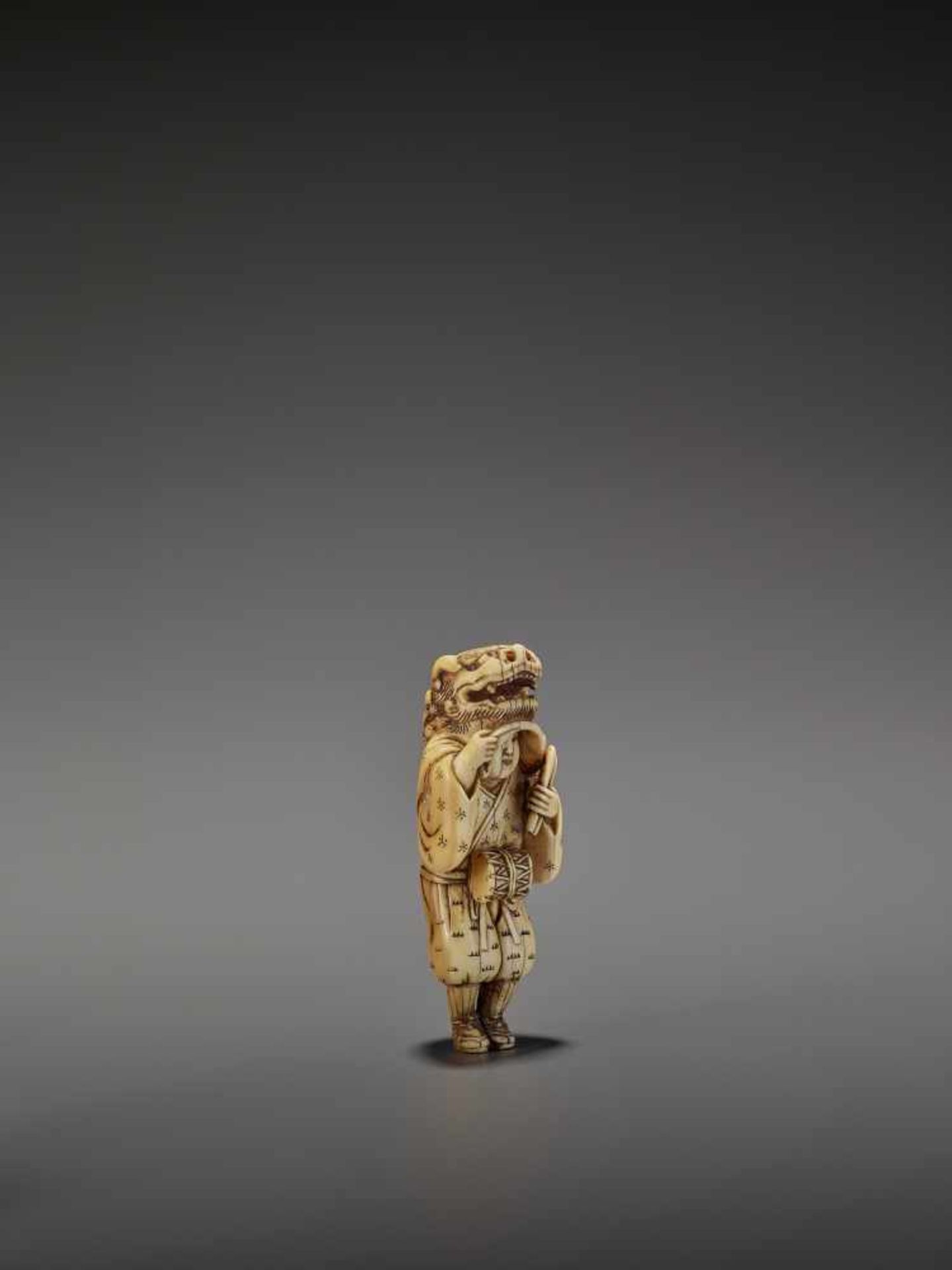 AN EARLY AND FINE IVORY NETSUKE OF A SHISHIMAI DANCER UnsignedJapan, late 18th century, Edo - Bild 9 aus 13