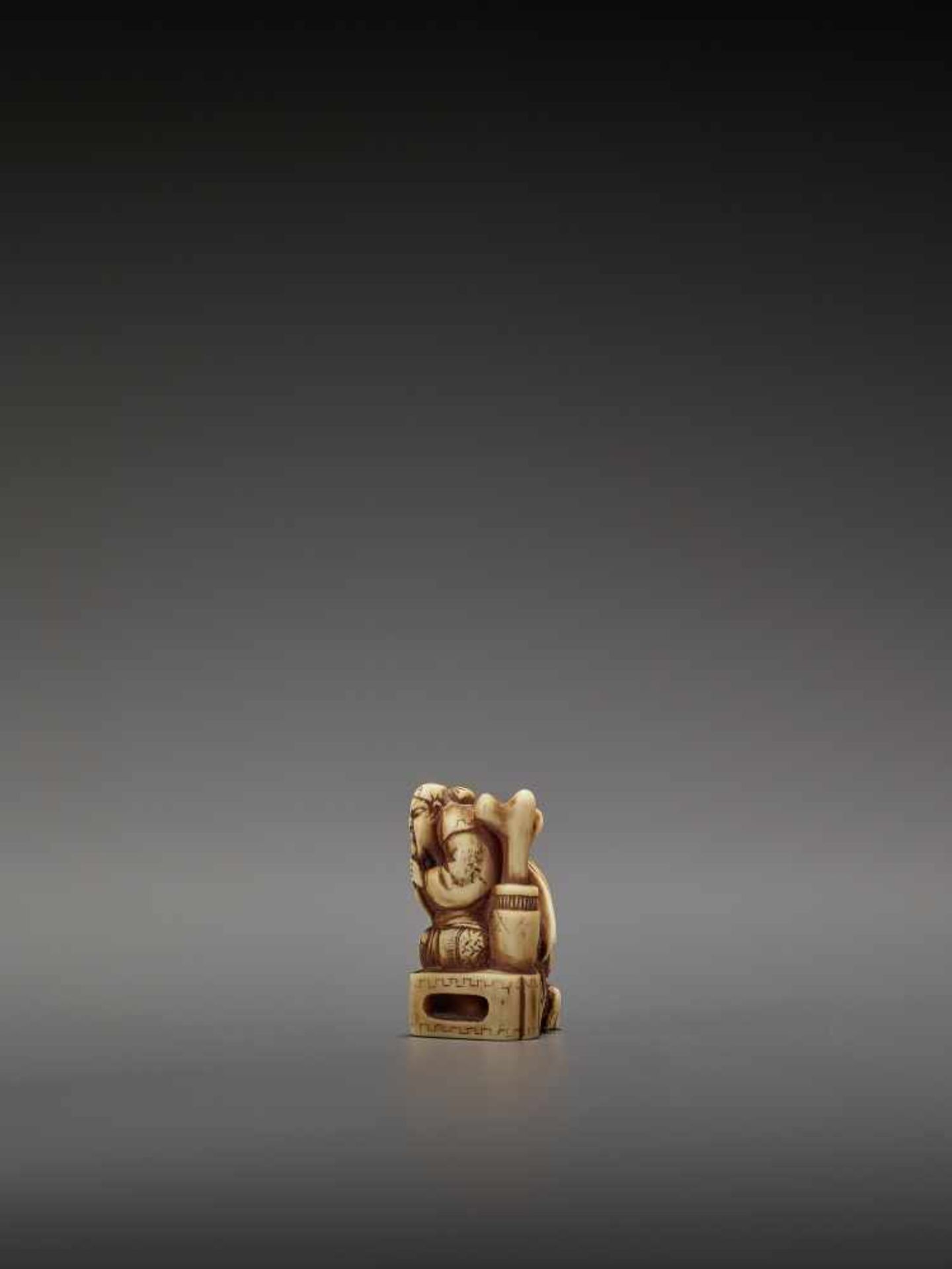 KINRYUSAI: AN IVORY NETSUKE OF KAN’U BEING MASSAGED BY A BLIND MAN By Kinryusai, signed Kinryusai - Image 4 of 10