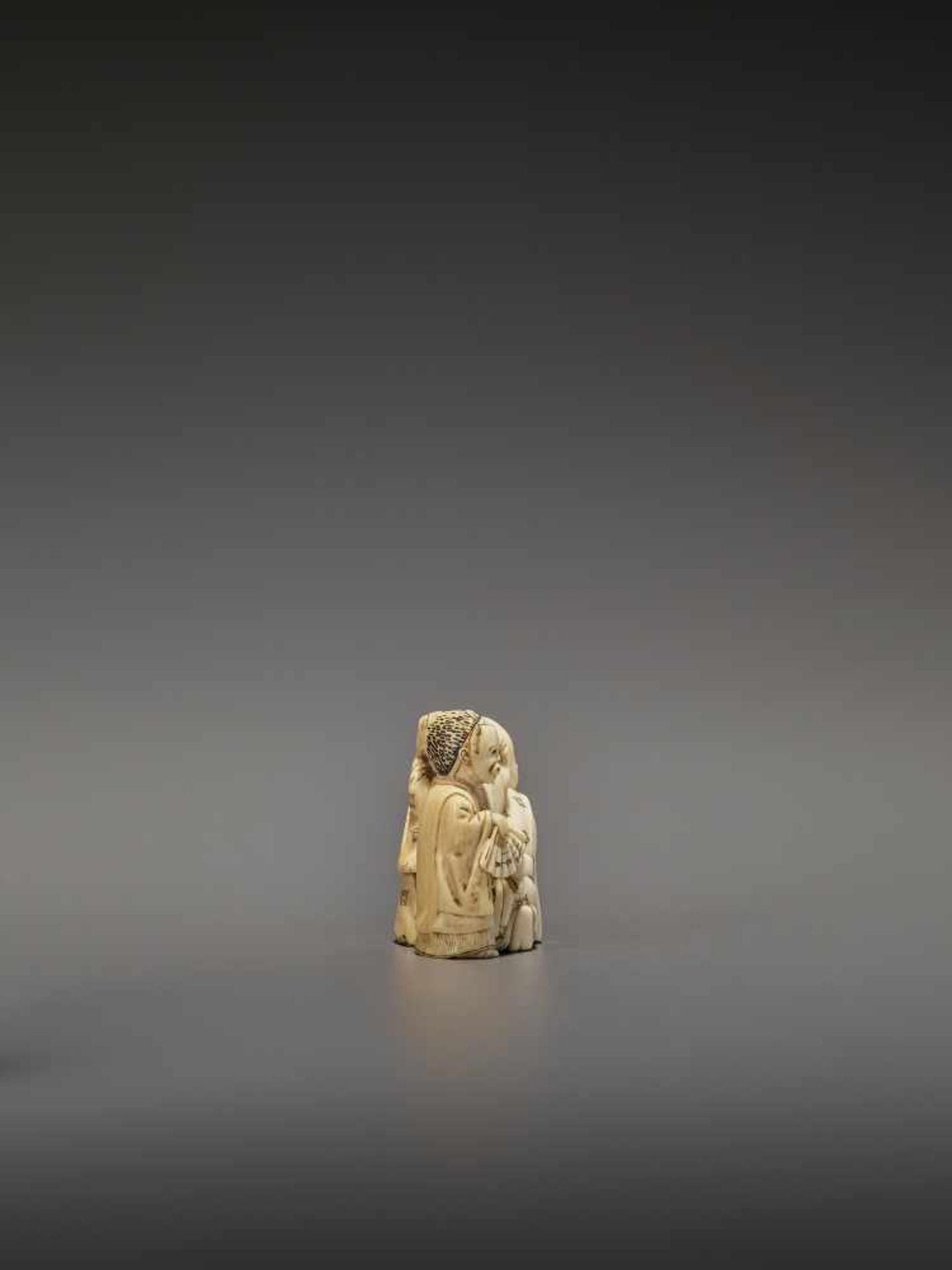 HOMIN: AN IVORY NETSUKE OF TWO BOYS AS MUSICIANS By Homin, signed Homin with kaoJapan, Edo/Tokyo, - Bild 6 aus 10