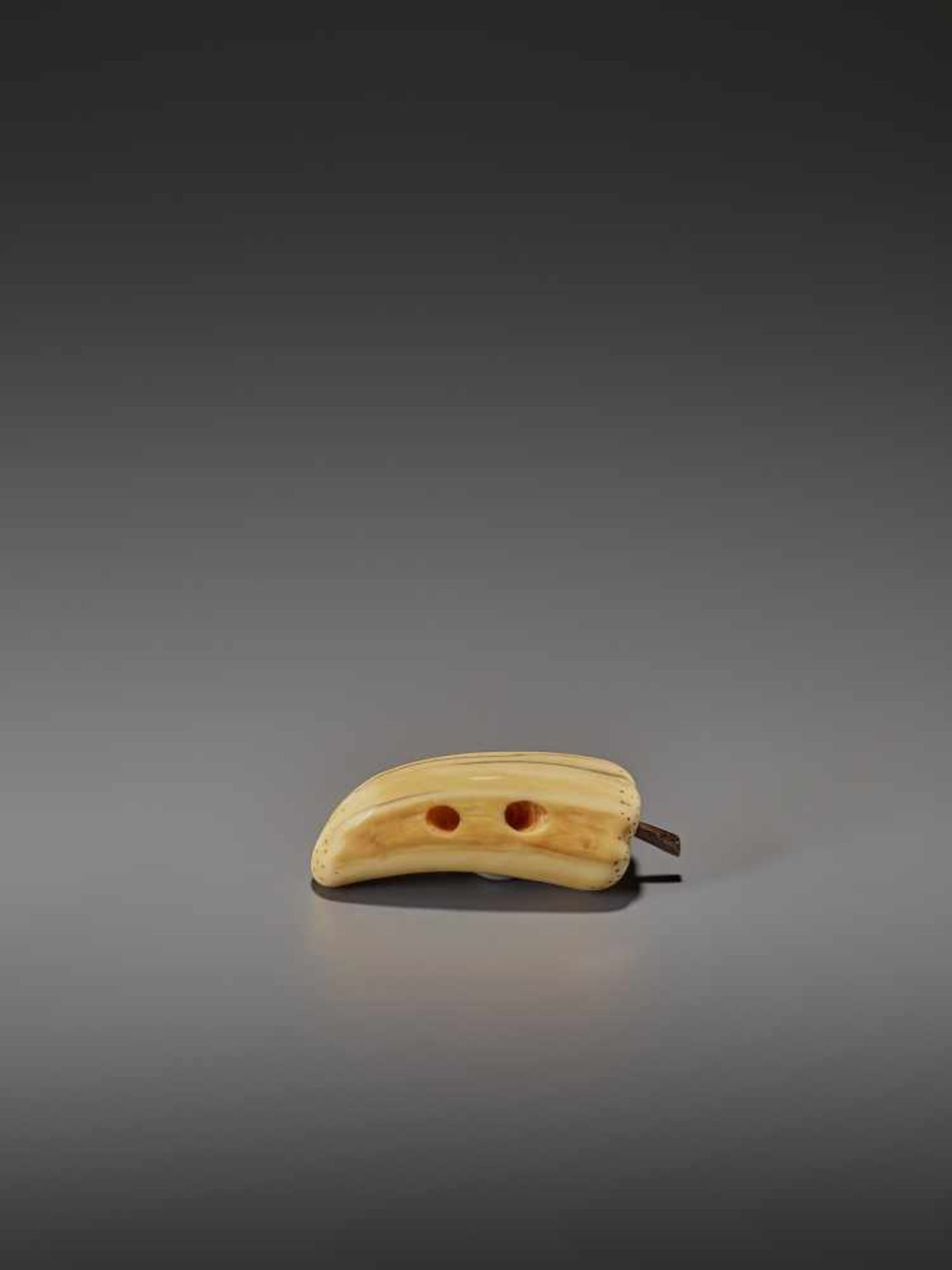 A VERY RARE MARINE IVORY NETSUKE OF A BELL PEPPER UnsignedJapan, 19th century, Edo period (1615- - Image 8 of 11