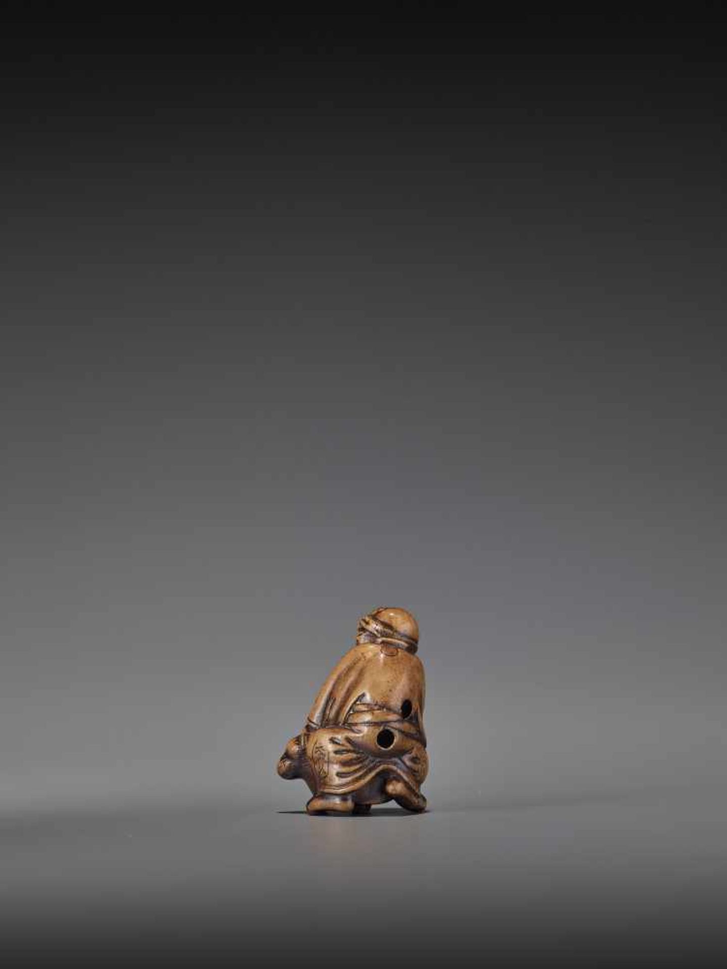 HIDEHISA: A RARE WOOD NETSUKE OF A THIEF STEALING THE MAGIC TANUKI KETTLE By Hidehisa, signed - Bild 6 aus 12