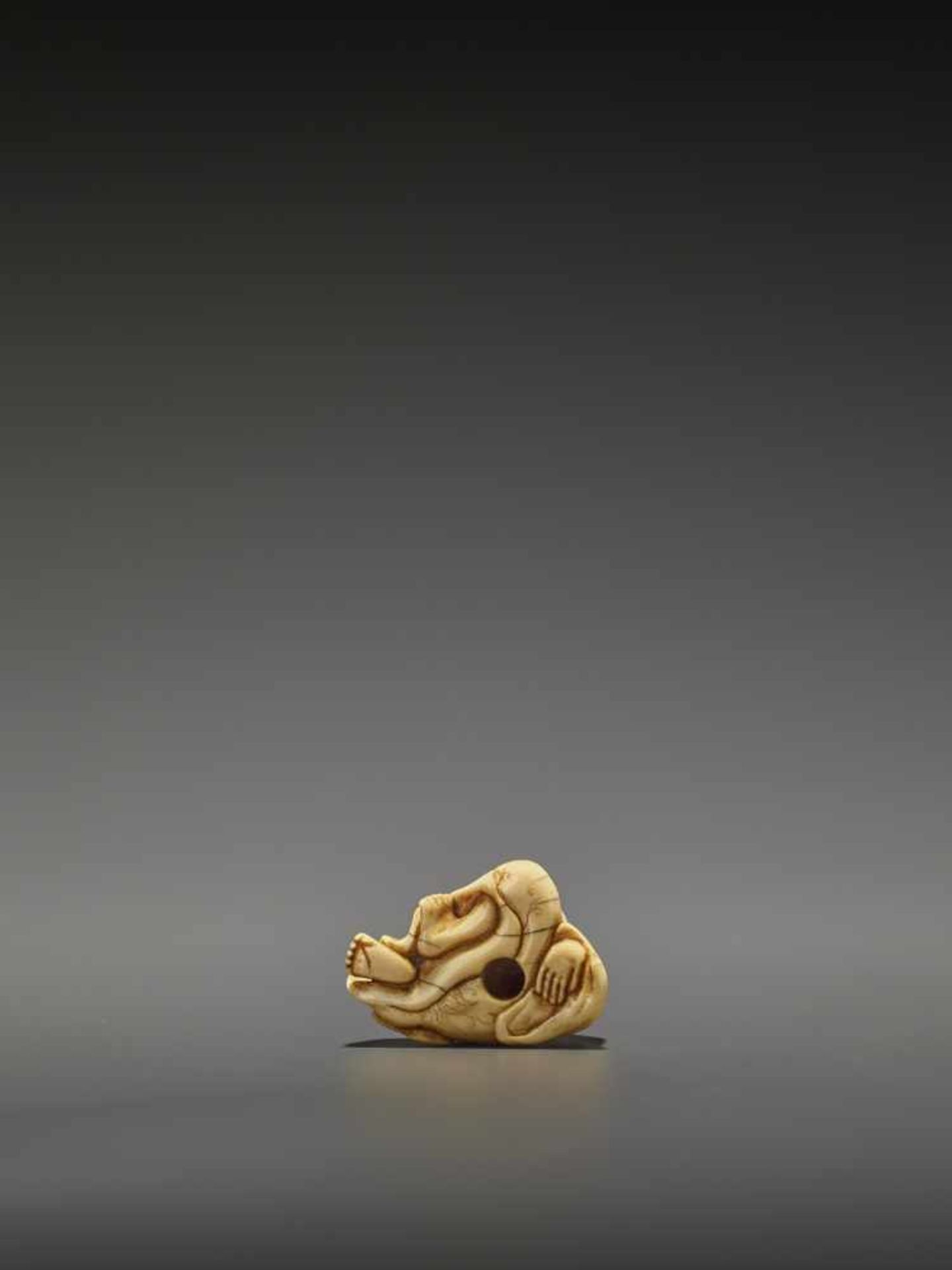 A GOOD IVORY NETSUKE OF HOTEI UnsignedJapan, Kyoto, late 18th century, Edo period (1615-1868)The - Bild 2 aus 9