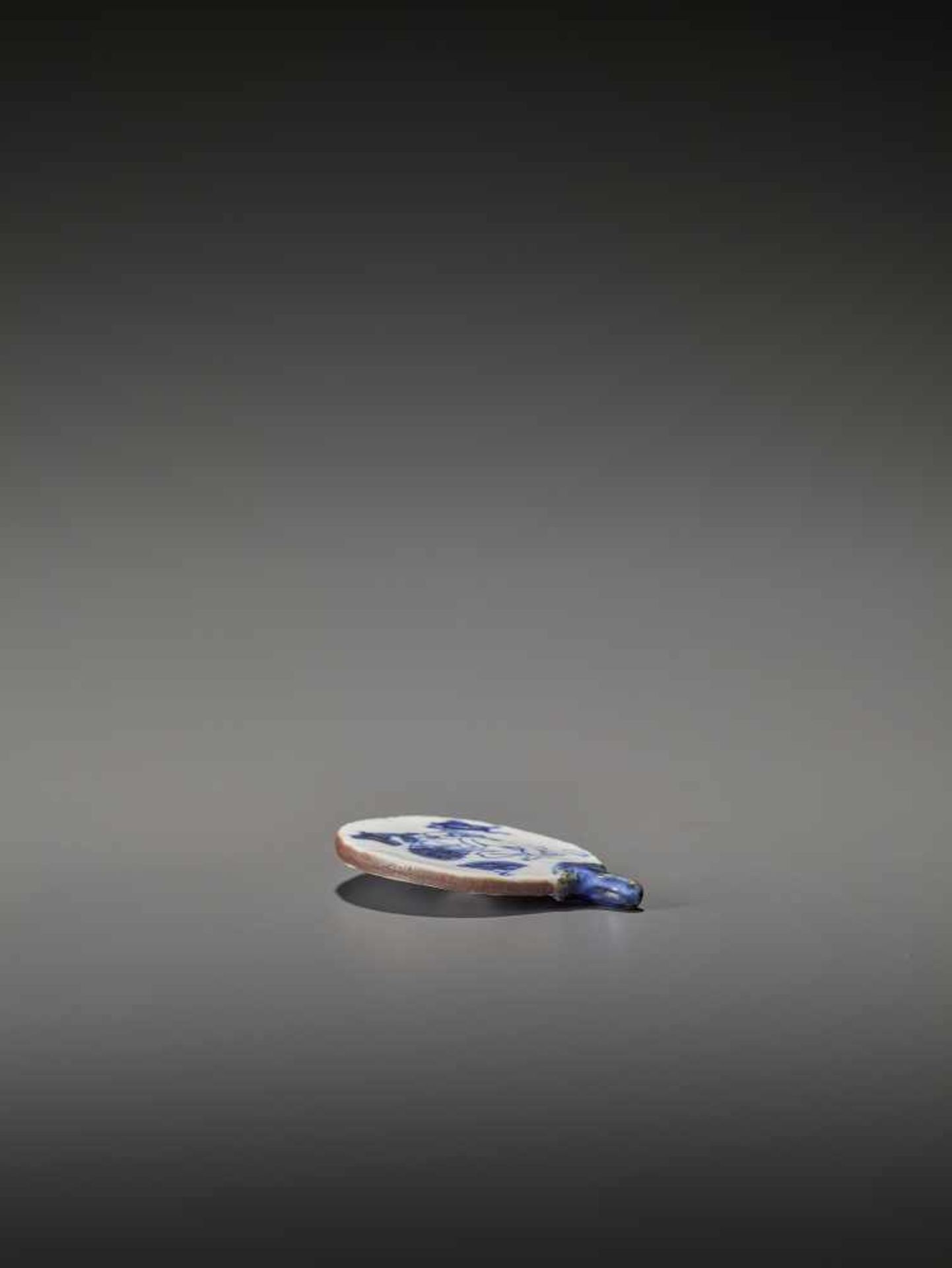 AN UNUSUAL AND RARE FAN-SHAPED BLUE AND WHITE PORCELAIN SHUNGA NETSUKE UnsignedJapan, 19th - Image 5 of 5