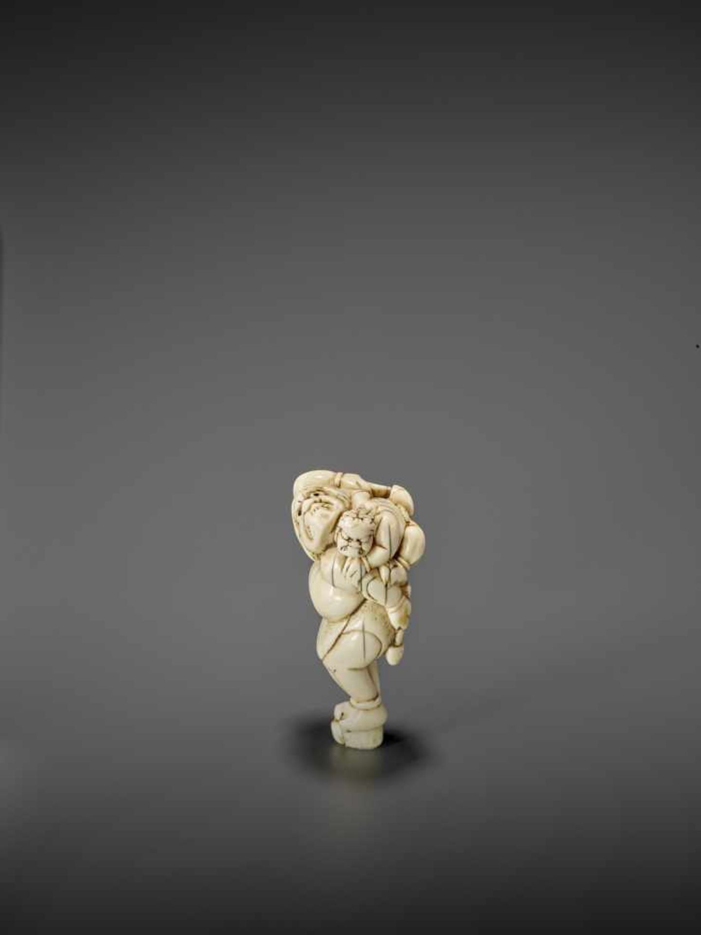 A RARE IVORY NETSUKE OF RAIJIN WITH RAITARO ARMED WITH FISH HEADS UnsignedJapan, 18th century, Edo - Bild 6 aus 9