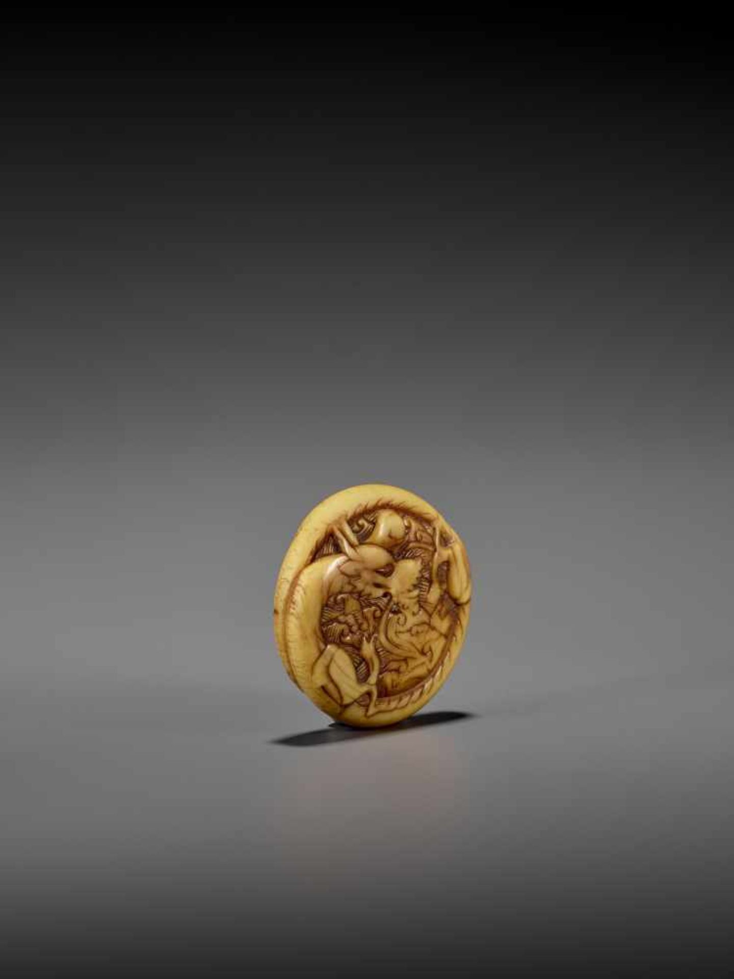 AN EARLY POWERFUL IVORY MANJU NETSUKE WITH DRAGON UnsignedJapan, early to mid-18th century, Edo - Bild 5 aus 5