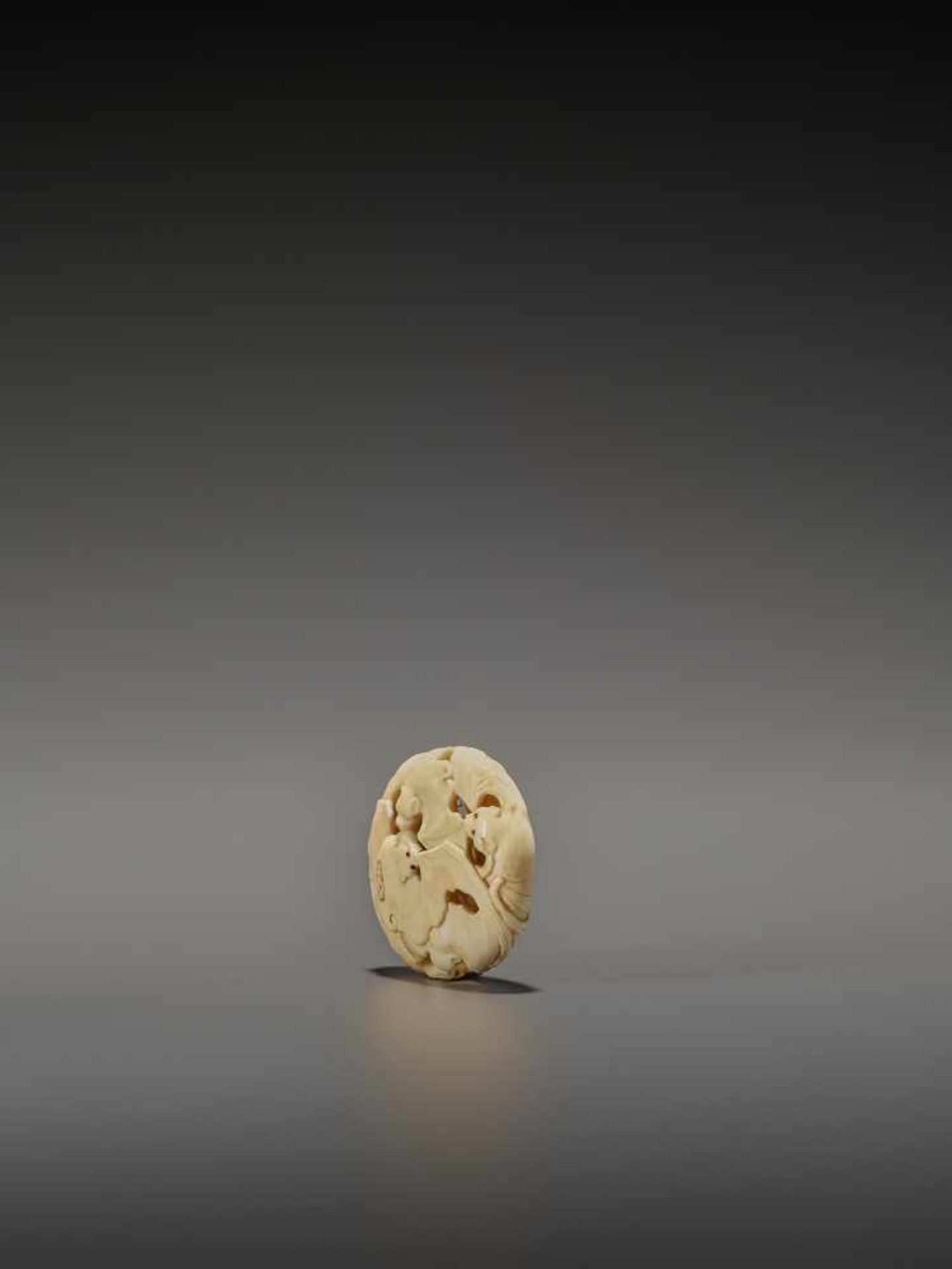 A RARE IVORY RYUSA MANJU NETSUKE WITH MANY BATS SignedJapan, late 19th centuryFinely carved in - Bild 6 aus 8