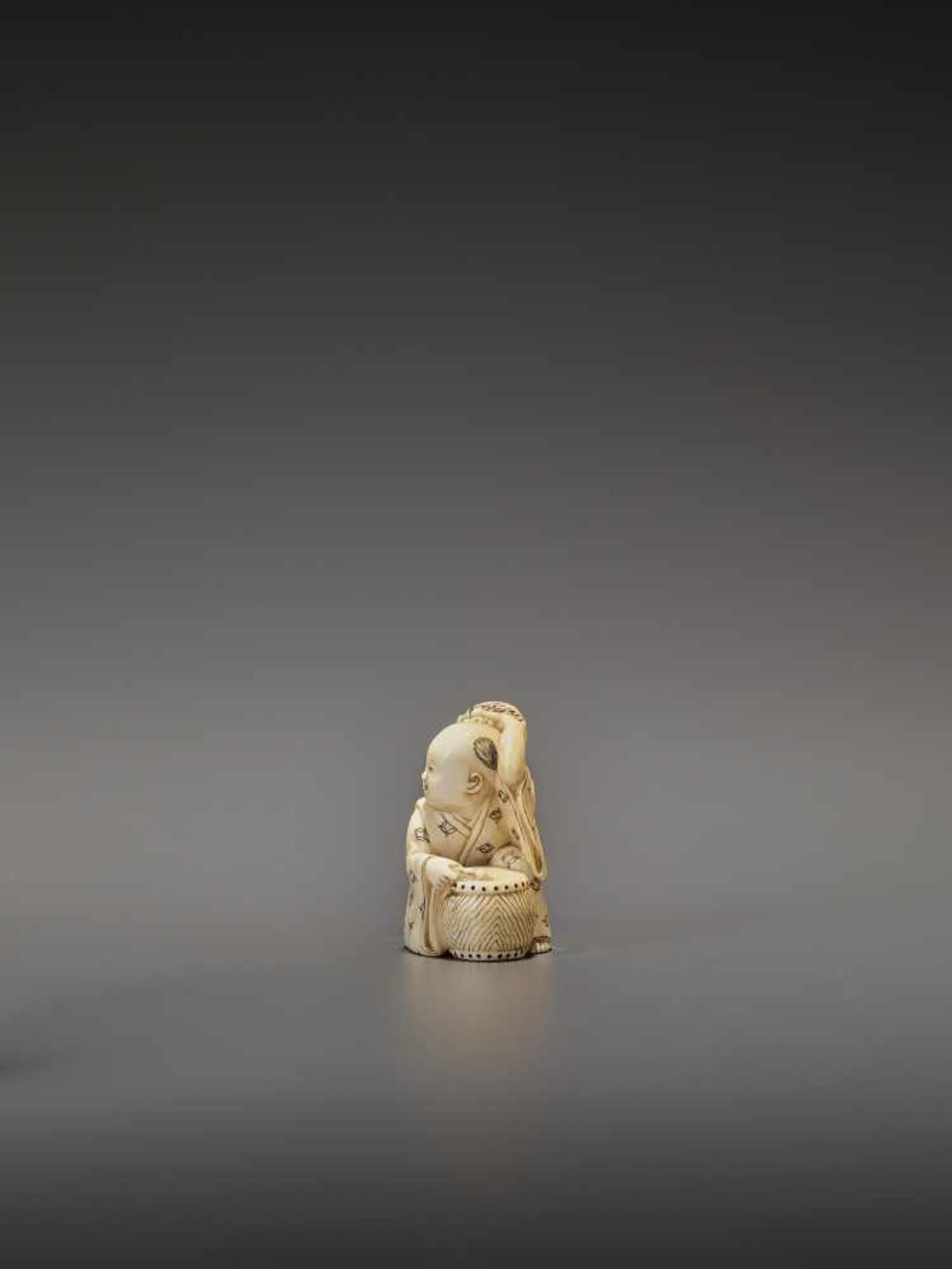 HOMIN: AN IVORY NETSUKE OF TWO BOYS AS MUSICIANS By Homin, signed Homin with kaoJapan, Edo/Tokyo, - Bild 4 aus 10