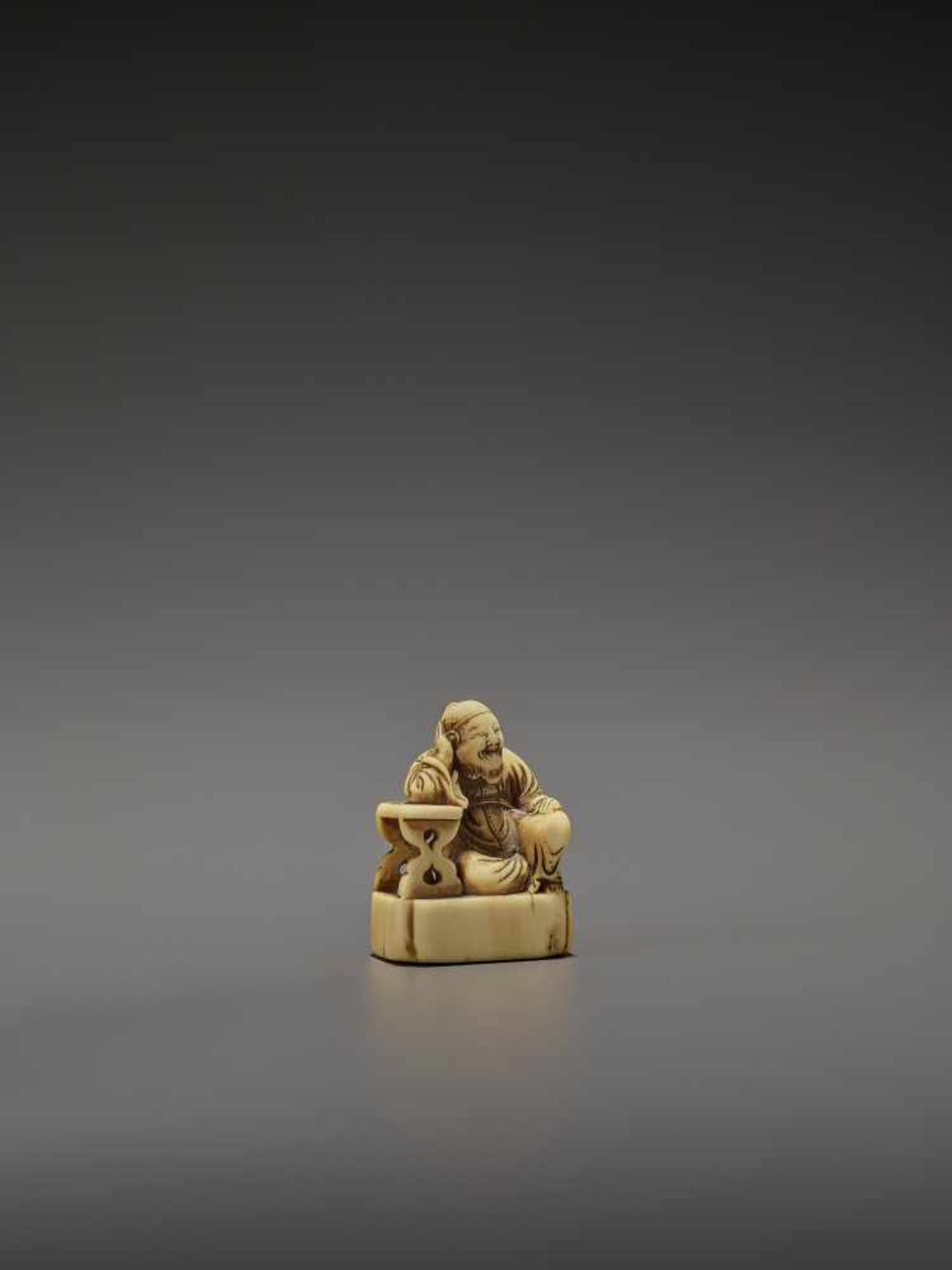 A RARE AND EARLY IVORY NETSUKE OF RIHAKU UnsignedJapan, early to mid-18th century, Edo period ( - Bild 8 aus 10