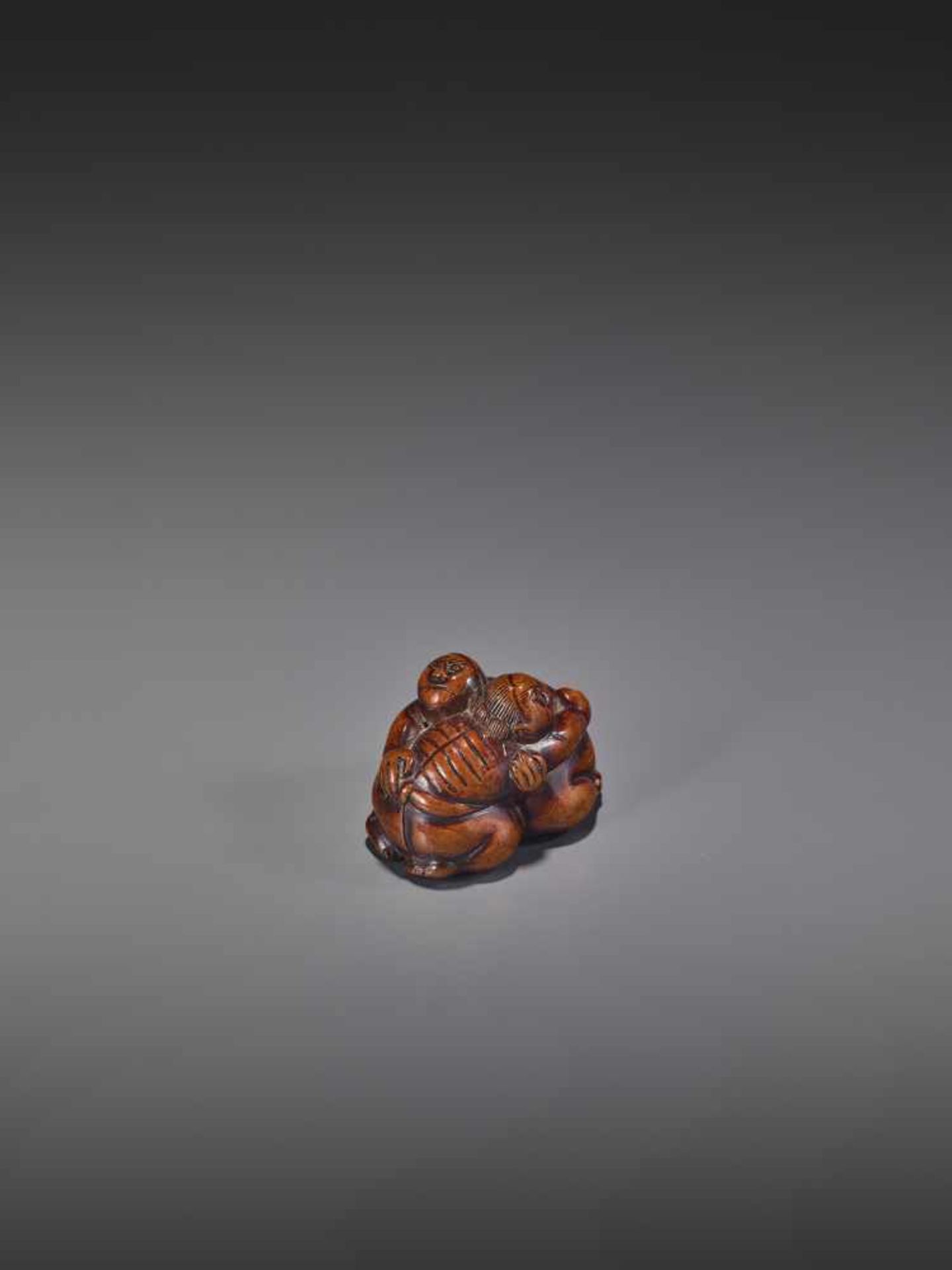 A WOOD NETSUKE OF TWO WRESTLERS UnsignedJapan, early 19th century, Edo period (1615-1868)Carved from - Bild 7 aus 9