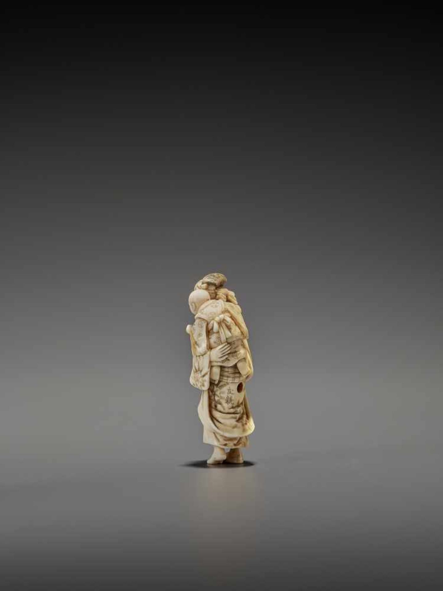 CHIKUYOSAI TOMOCHIKA: A MAGNIFICENT IVORY NETSUKE OF A MOTHER WITH CHILD By Chikuyosai Tomochika, - Image 6 of 10