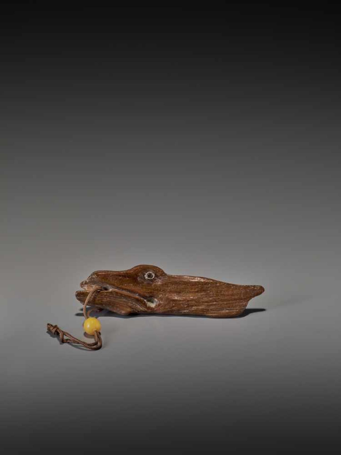 A RARE 17TH CENTURY DRIFTWOOD NETSUKE OF A LARGE FISH UnsignedJapan, 17th century, Edo period ( - Bild 6 aus 6