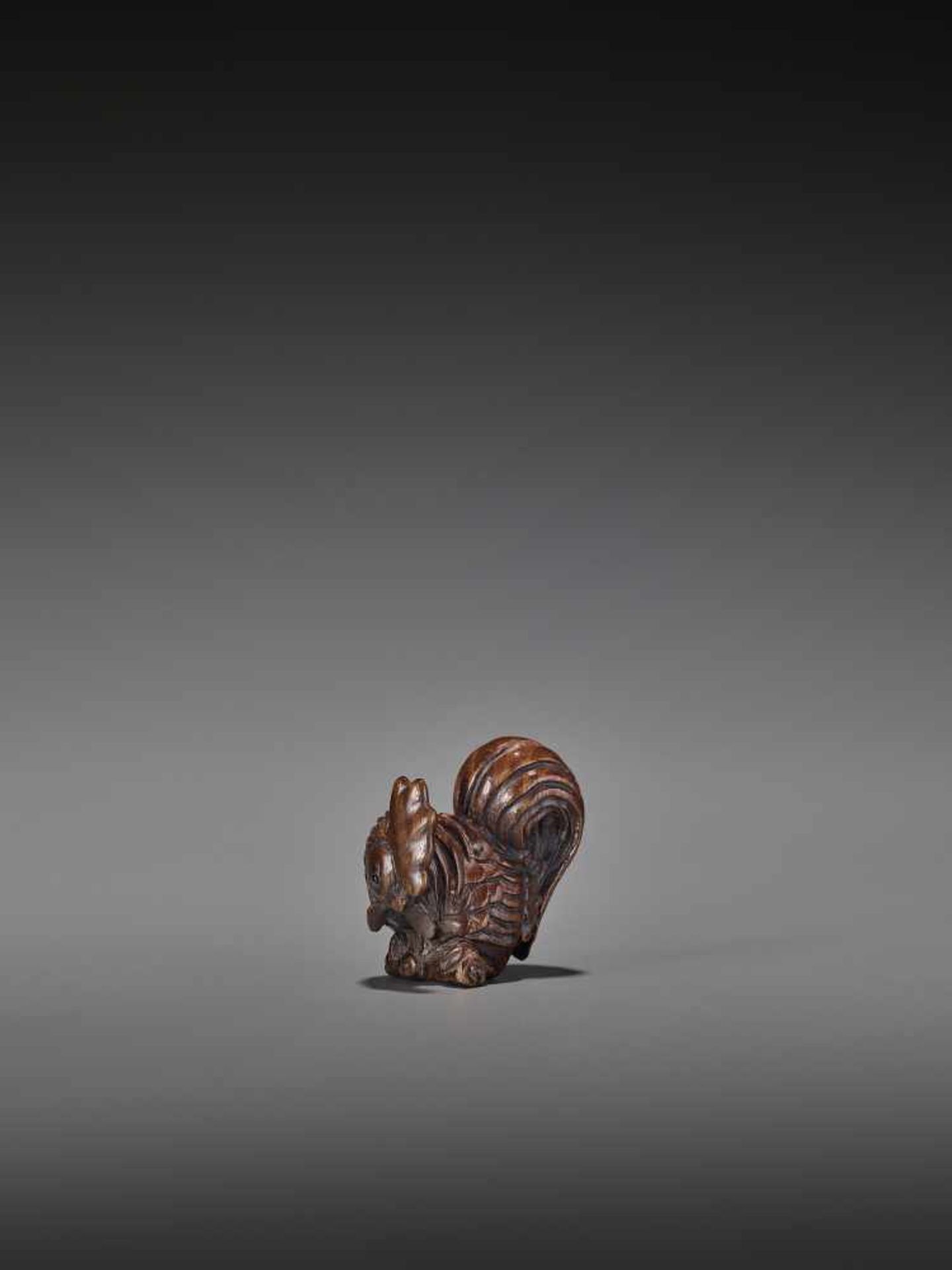 TOMOKAZU: WOOD NETSUKE OF A COCKEREL ON A BRANCH Inscribed TomokazuJapan, late 19th to 20th centuryA - Bild 8 aus 9