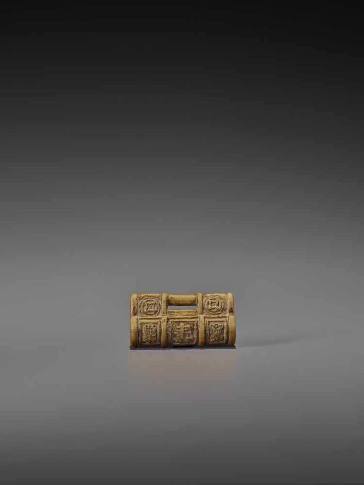 A RARE WOOD NETSUKE OF AN ANTIQUE CHINESE LOCK UnsignedJapan, 19th century, Edo period (1615-1868) - Bild 2 aus 7