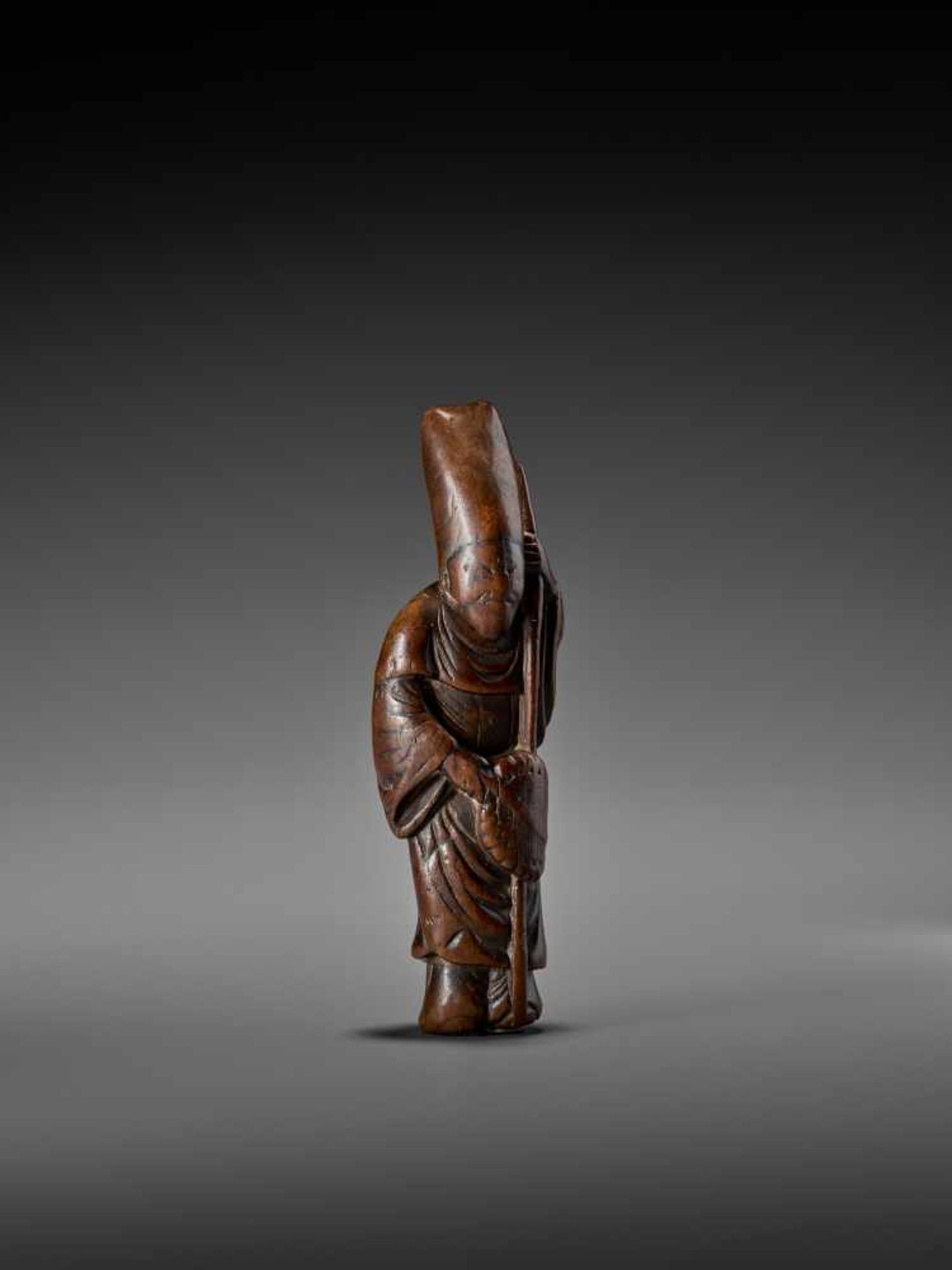 A LARGE AND EARLY WOOD NETSUKE OF A CHINESE COURT OFFICIAL UnsignedJapan, early 18th century, Edo - Image 7 of 8