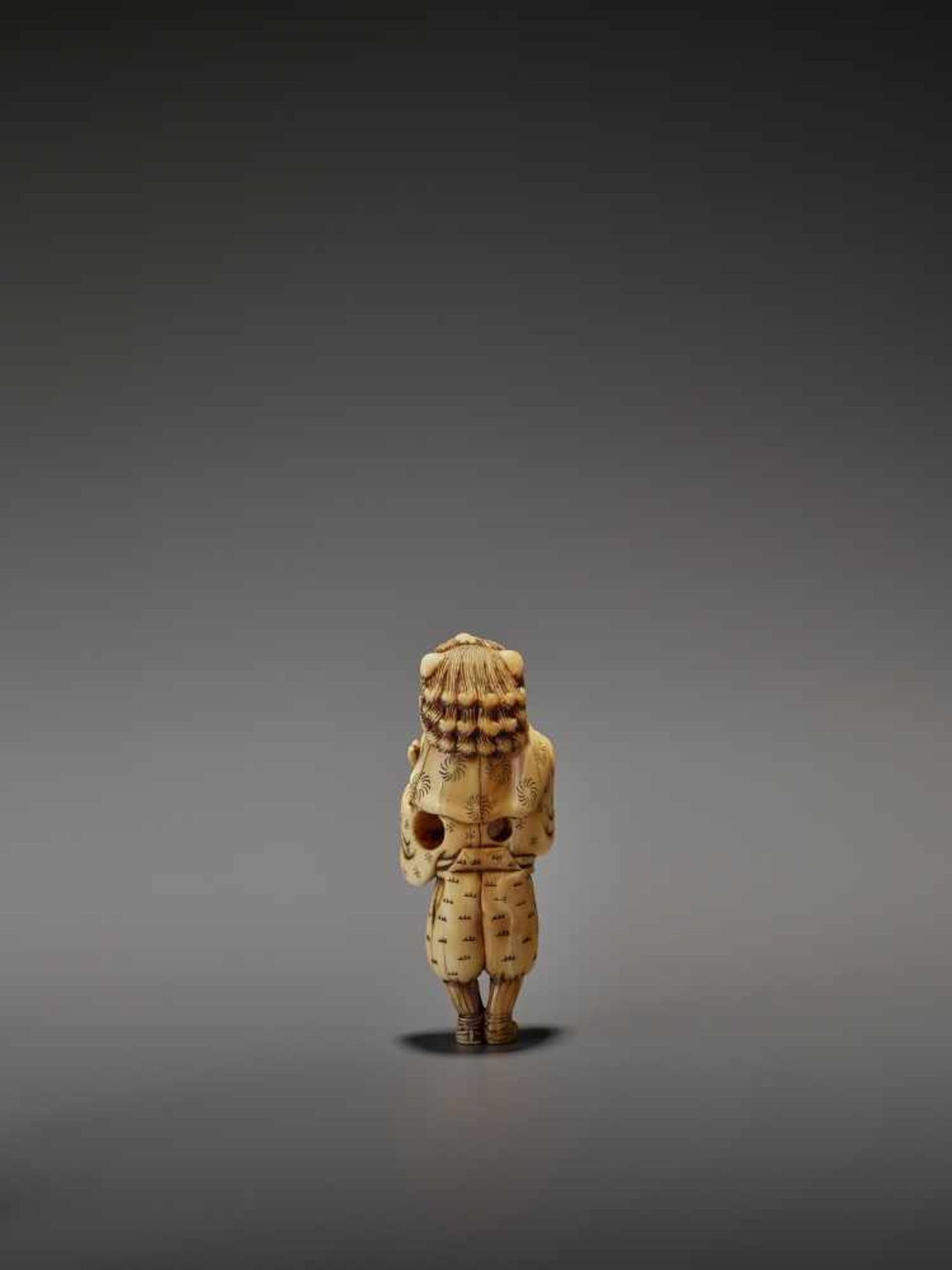 AN EARLY AND FINE IVORY NETSUKE OF A SHISHIMAI DANCER UnsignedJapan, late 18th century, Edo - Bild 7 aus 13