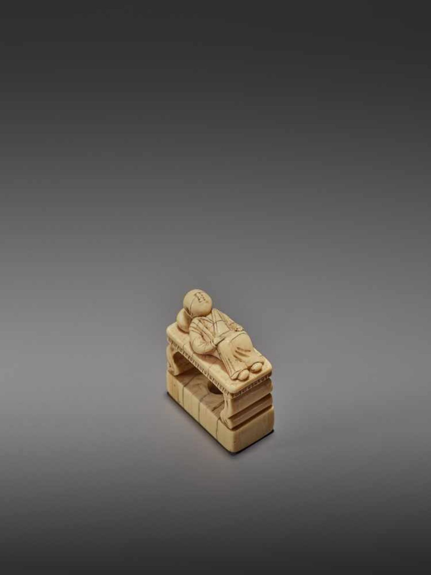 AN EARLY IVORY NETSUKE OF A CHINESE MAN SLEEPING ON AN OPIUM BED UnsignedJapan, early 18th - Bild 7 aus 11