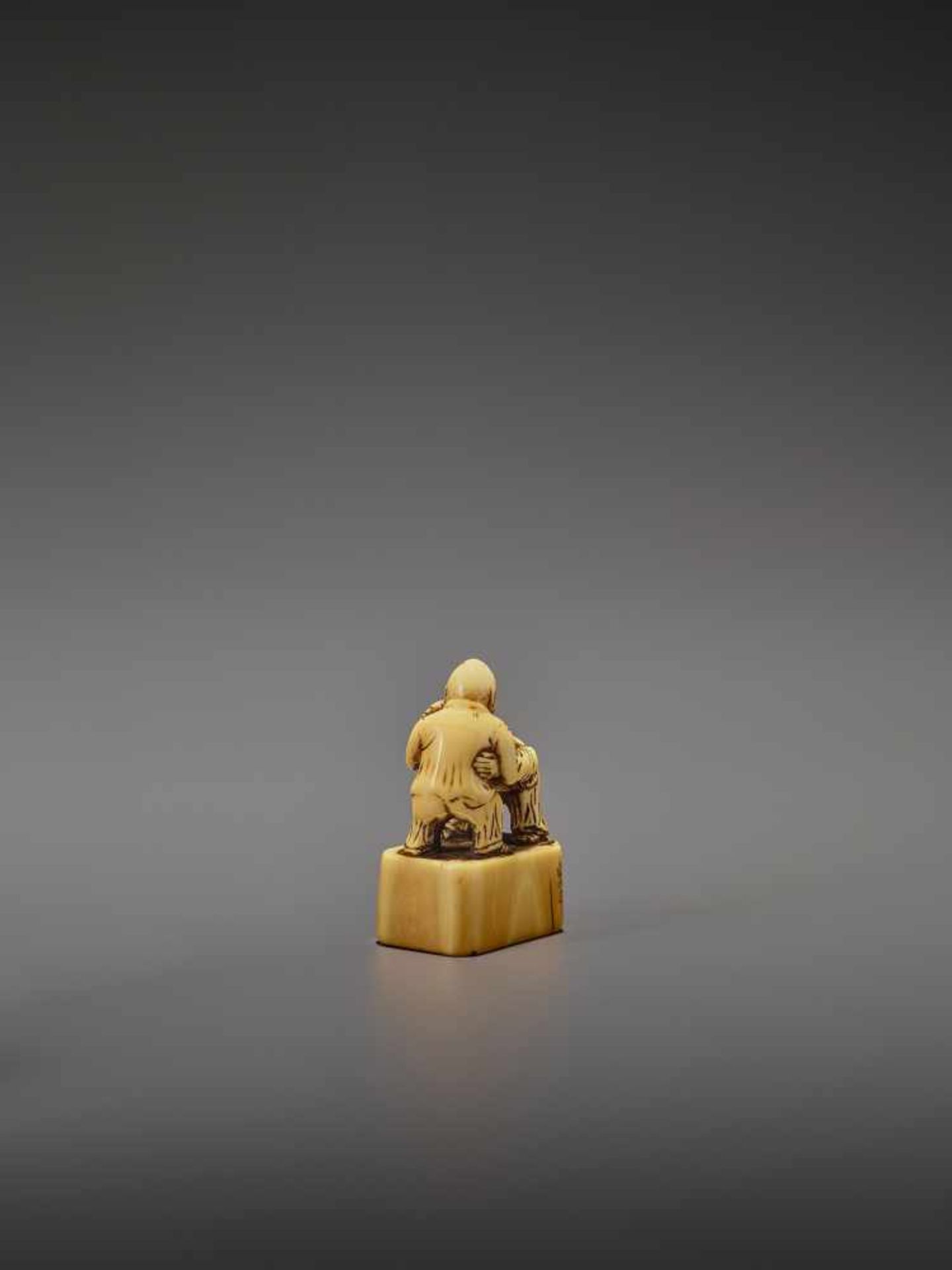 AN EARLY IVORY NETSUKE OF TWO CHINESE WRESTLERS UnsignedJapan, early 18th century, Edo period ( - Image 5 of 9