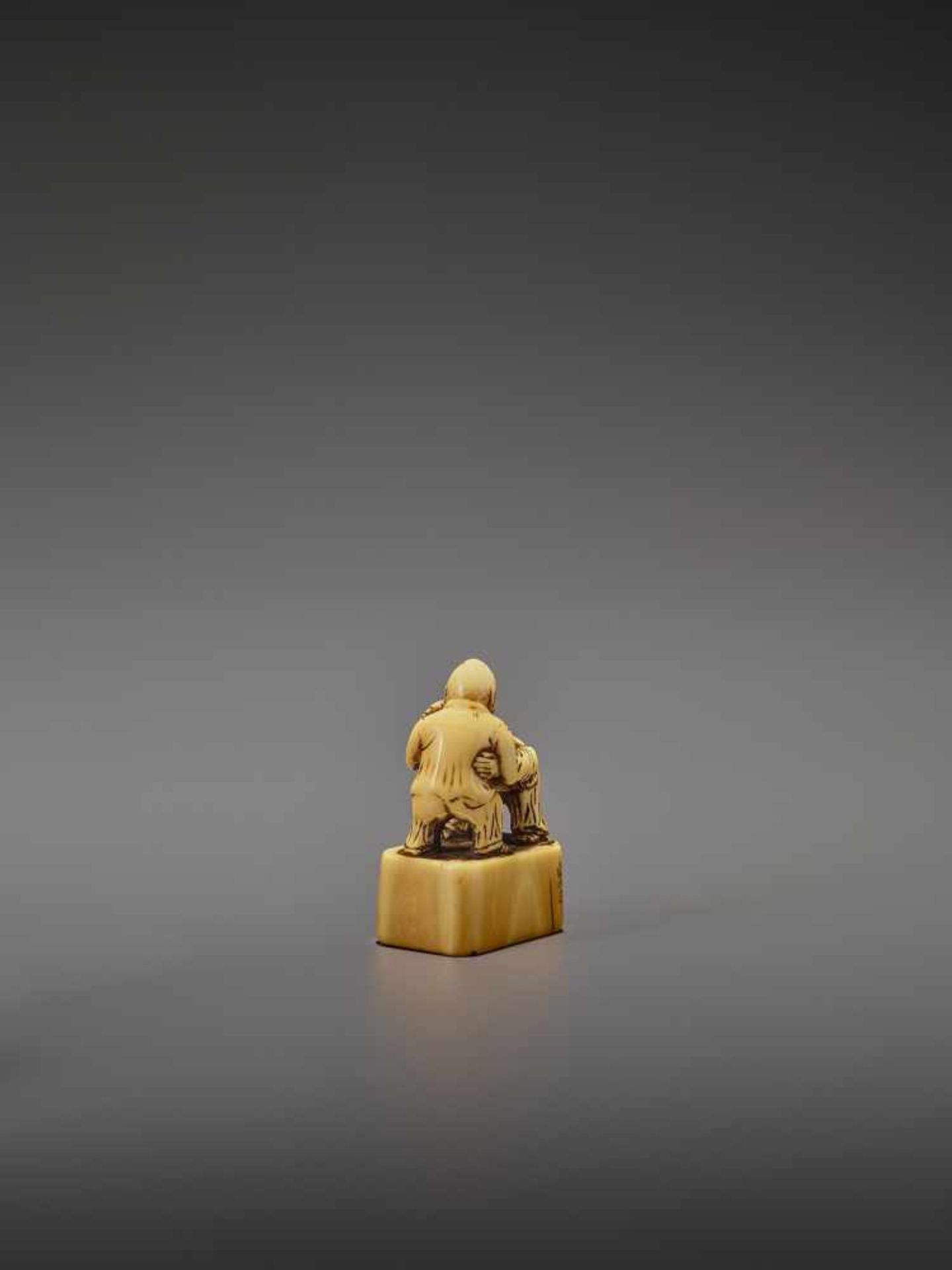 AN EARLY IVORY NETSUKE OF TWO CHINESE WRESTLERS UnsignedJapan, early 18th century, Edo period ( - Bild 5 aus 9