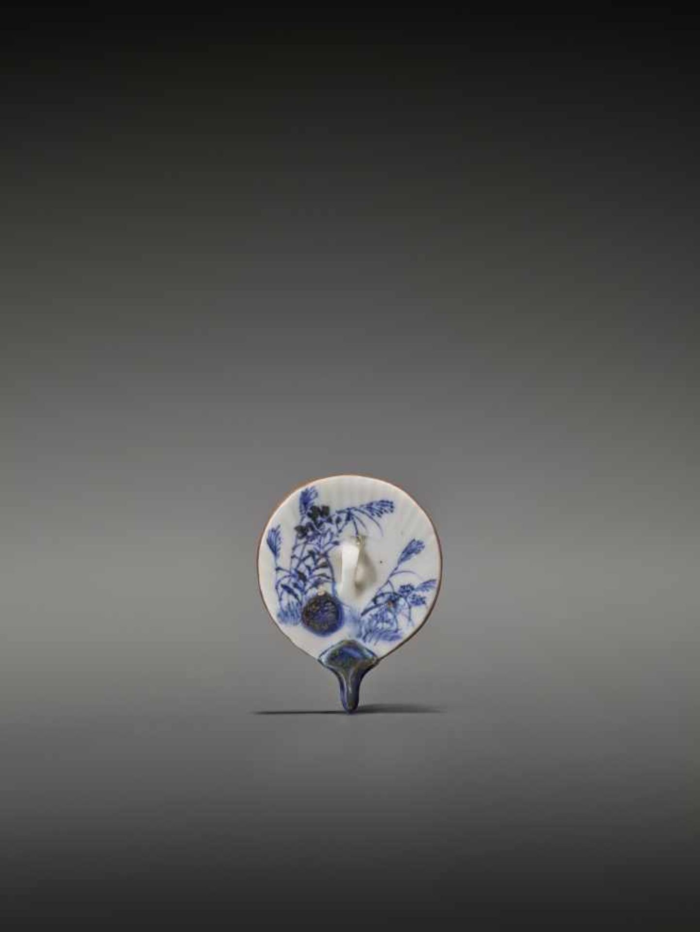 AN UNUSUAL AND RARE FAN-SHAPED BLUE AND WHITE PORCELAIN SHUNGA NETSUKE UnsignedJapan, 19th - Bild 2 aus 5