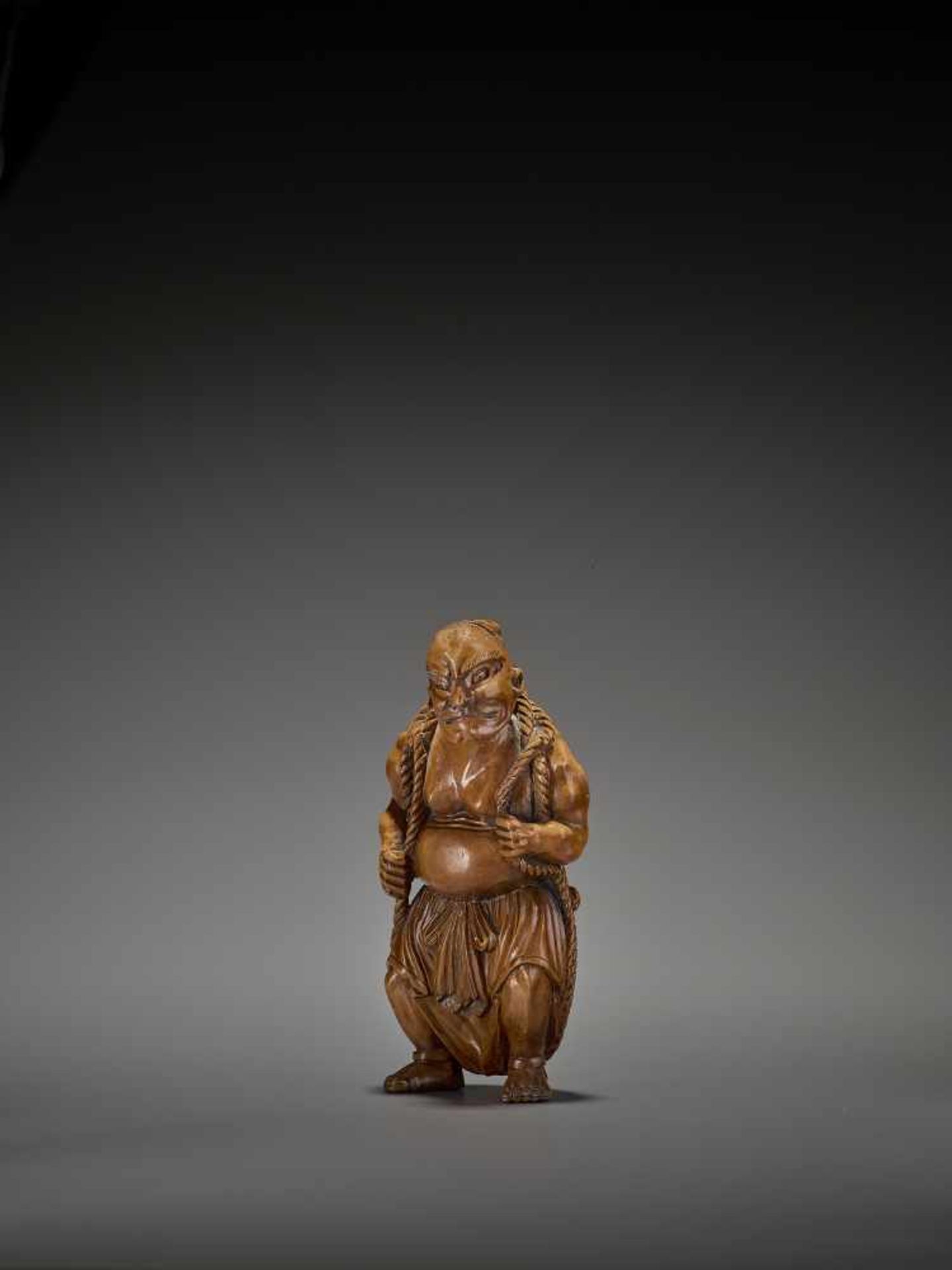 A RARE AND GIGANTIC ACTOR’S WOOD NETSUKE OF A NIO WITH WARAJI UnsignedJapan, 19th century, Edo - Bild 2 aus 8