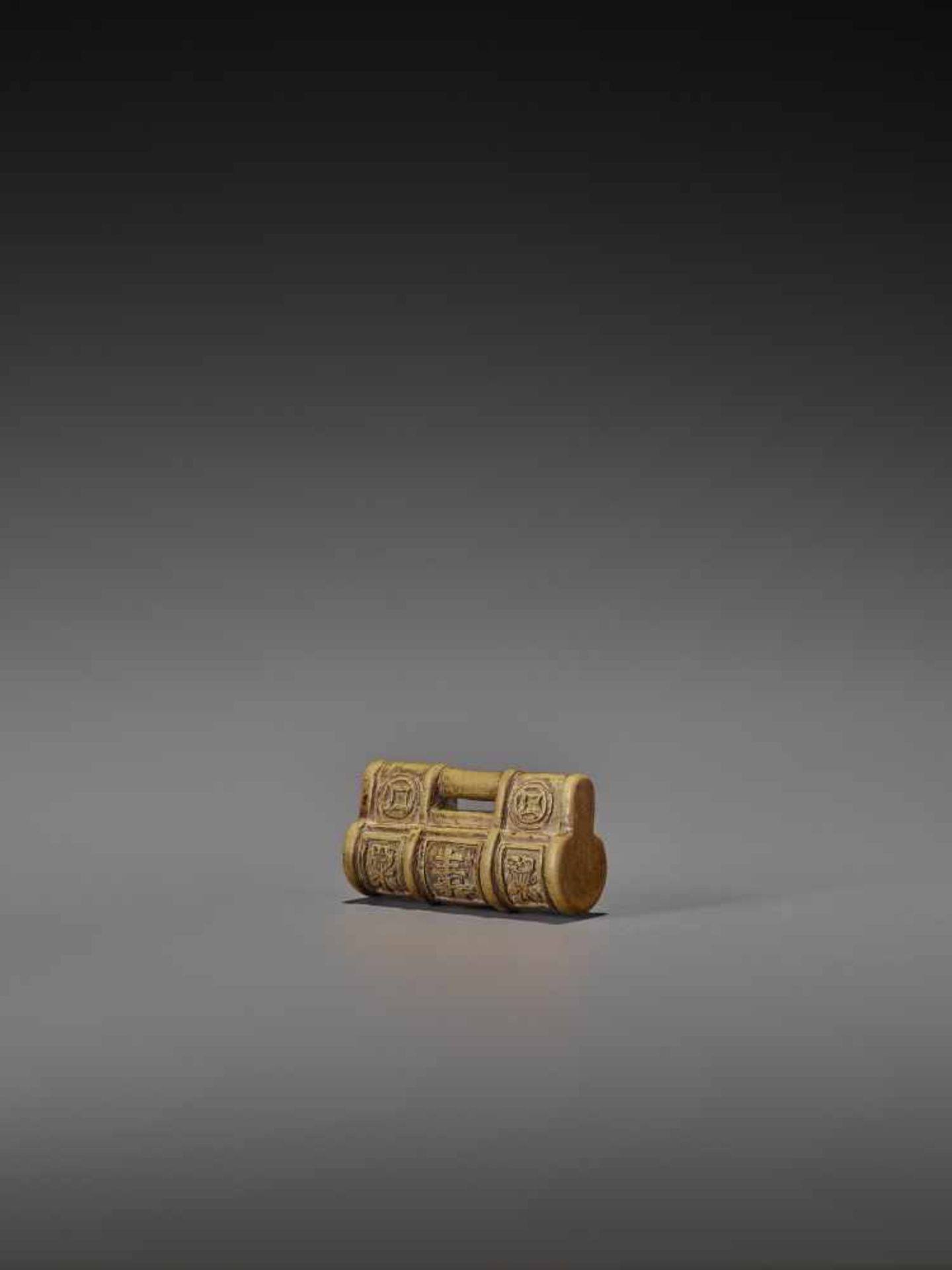 A RARE WOOD NETSUKE OF AN ANTIQUE CHINESE LOCK UnsignedJapan, 19th century, Edo period (1615-1868) - Image 3 of 7