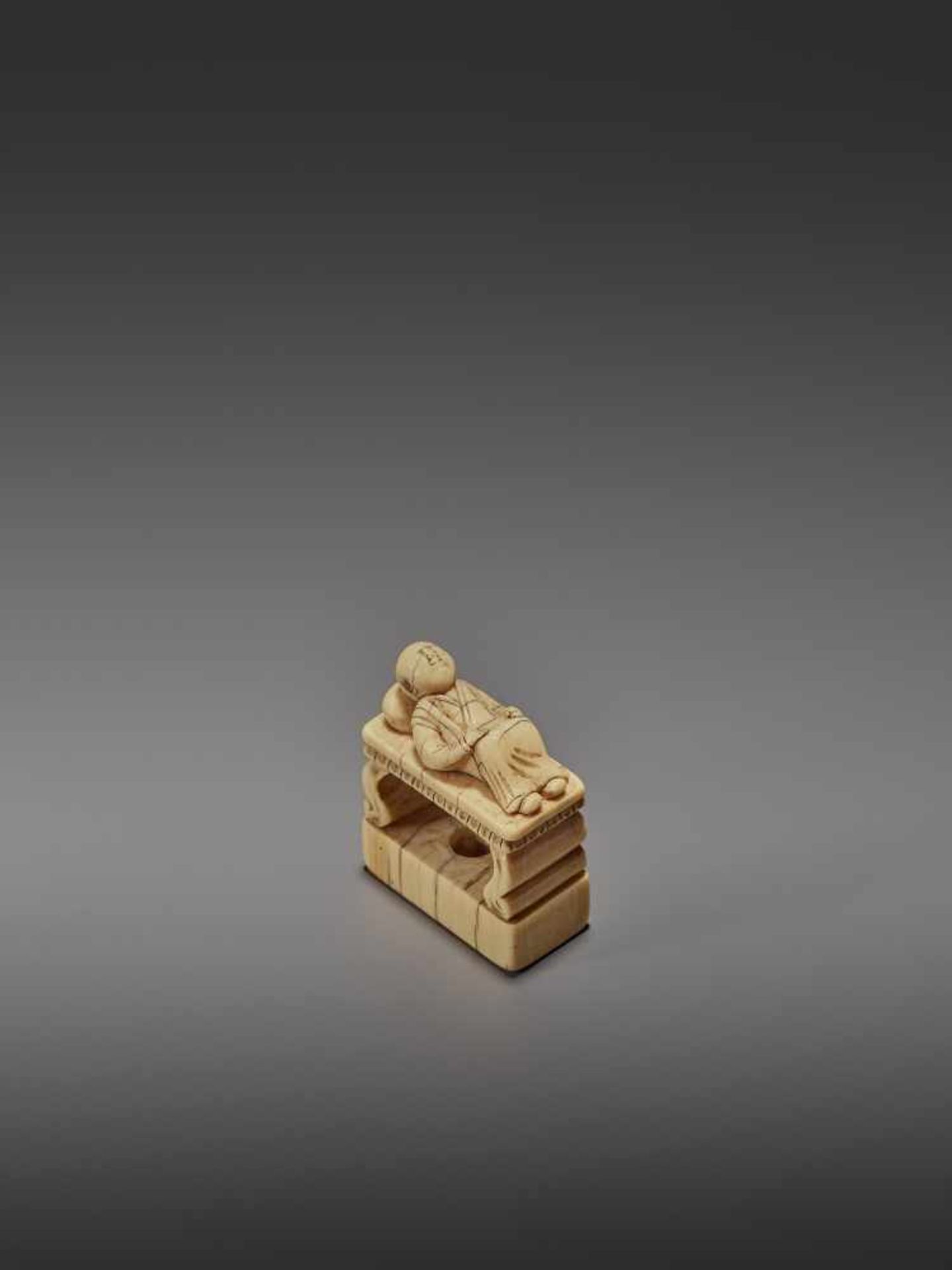 AN EARLY IVORY NETSUKE OF A CHINESE MAN SLEEPING ON AN OPIUM BED UnsignedJapan, early 18th - Bild 8 aus 11