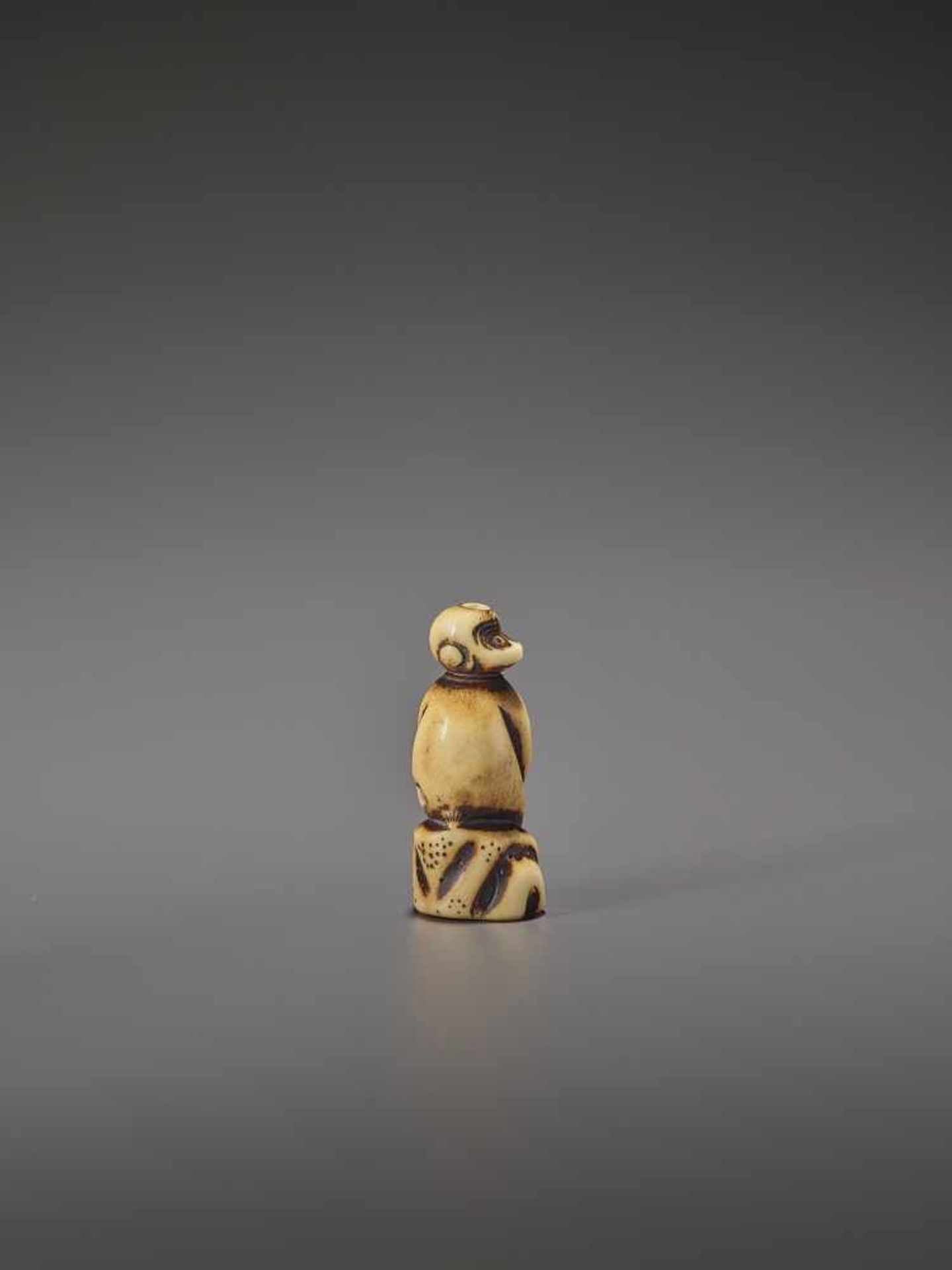 A STAG ANTLER NETSUKE OF A MONKEY WITH CHESTNUT UnsignedJapan, 18th century, Edo period (1615-1868) - Bild 5 aus 7