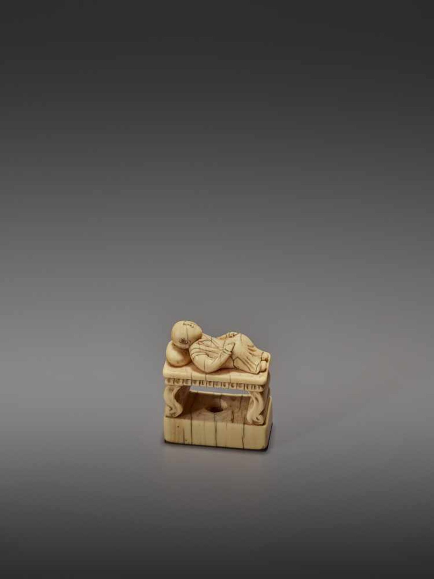 AN EARLY IVORY NETSUKE OF A CHINESE MAN SLEEPING ON AN OPIUM BED UnsignedJapan, early 18th - Bild 10 aus 11