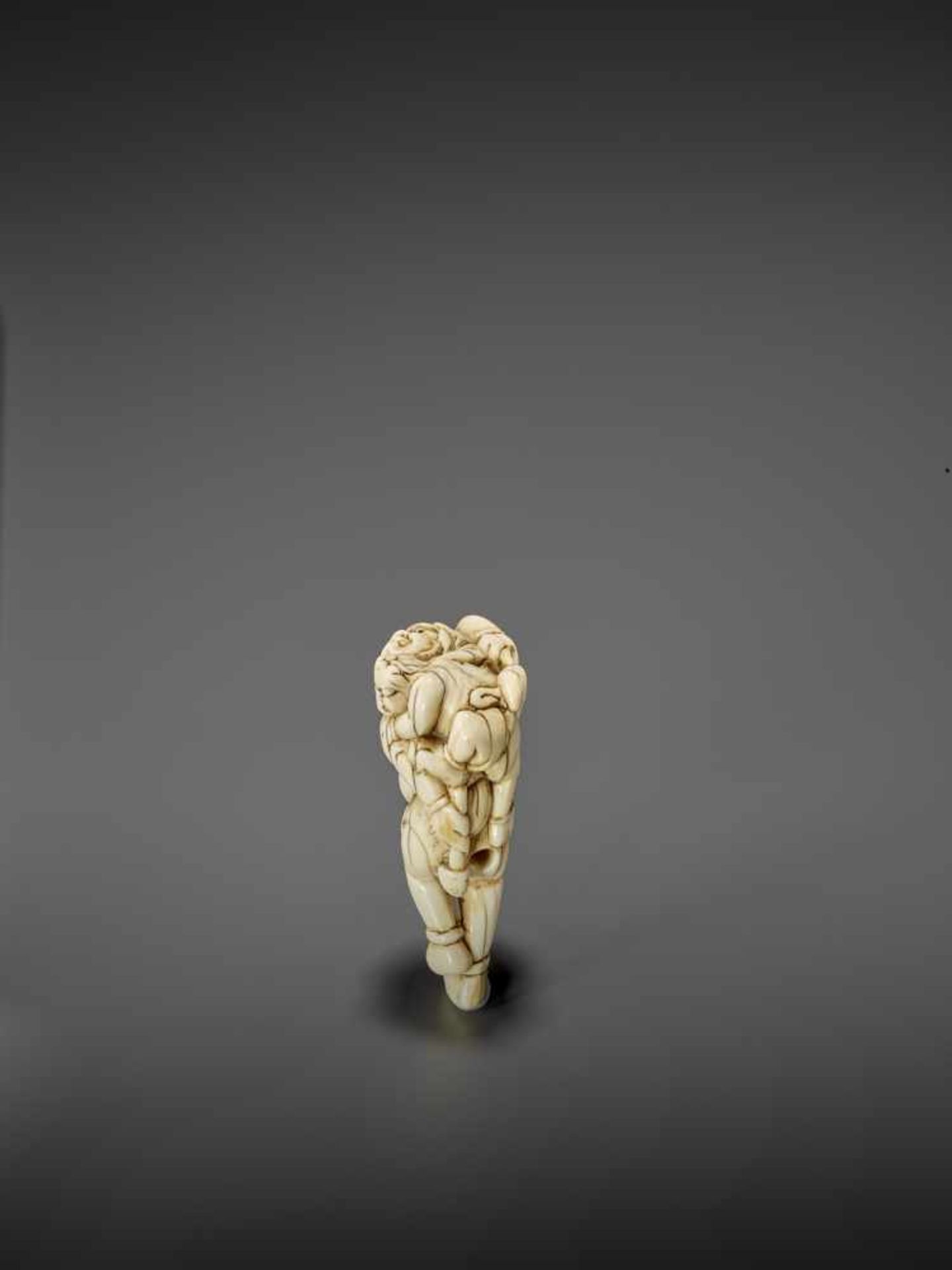 A RARE IVORY NETSUKE OF RAIJIN WITH RAITARO ARMED WITH FISH HEADS UnsignedJapan, 18th century, Edo - Bild 2 aus 9