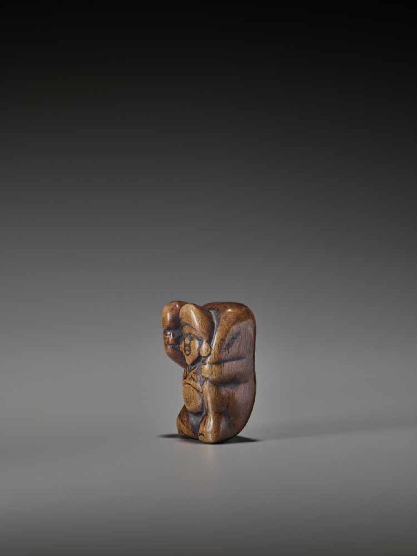 A LARGE AND UNUSUAL WOOD NETSUKE OF DAIKOKU UnsignedJapan, early 18th century, Edo period (1615- - Image 4 of 8