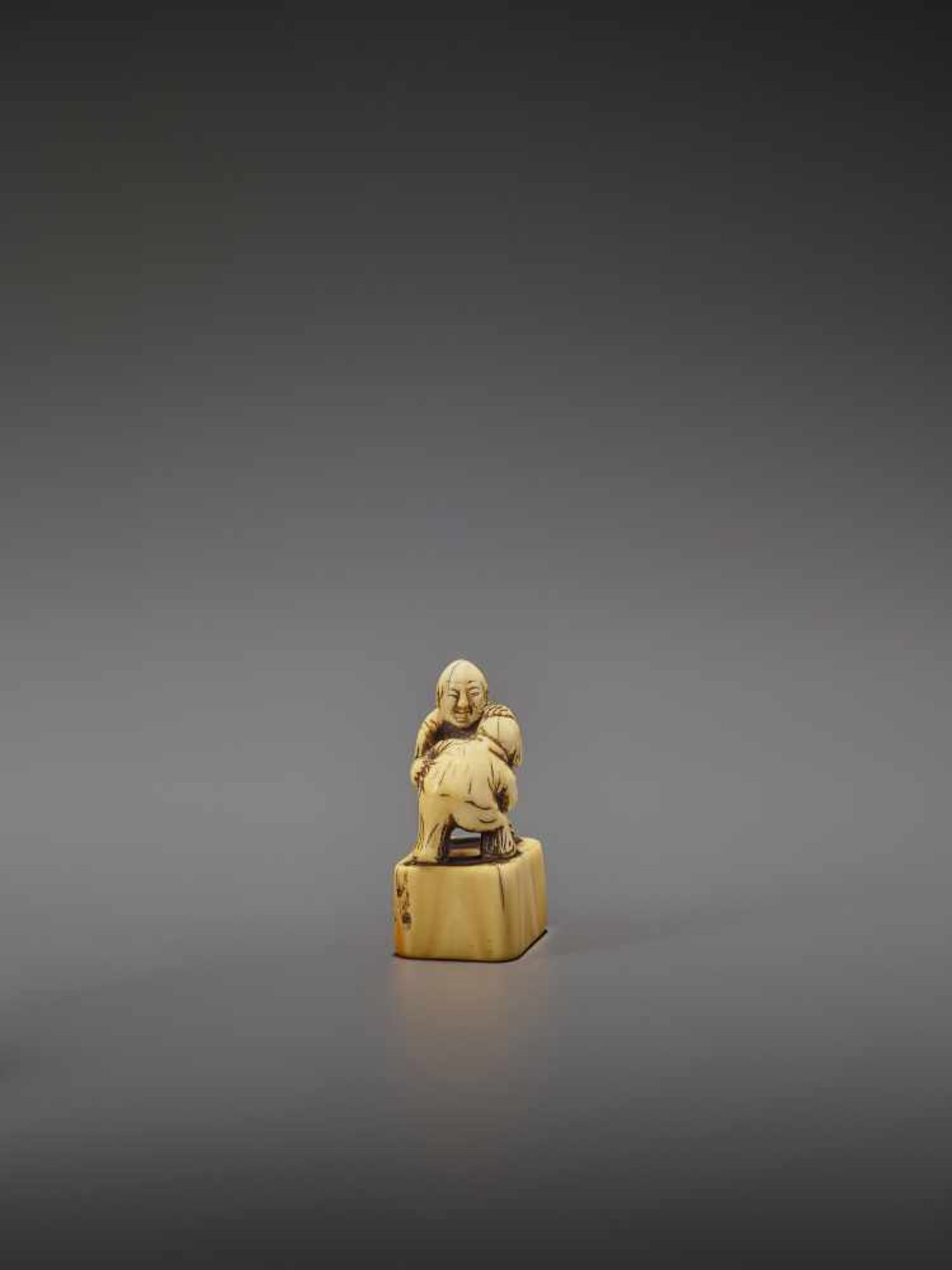 AN EARLY IVORY NETSUKE OF TWO CHINESE WRESTLERS UnsignedJapan, early 18th century, Edo period ( - Image 7 of 9