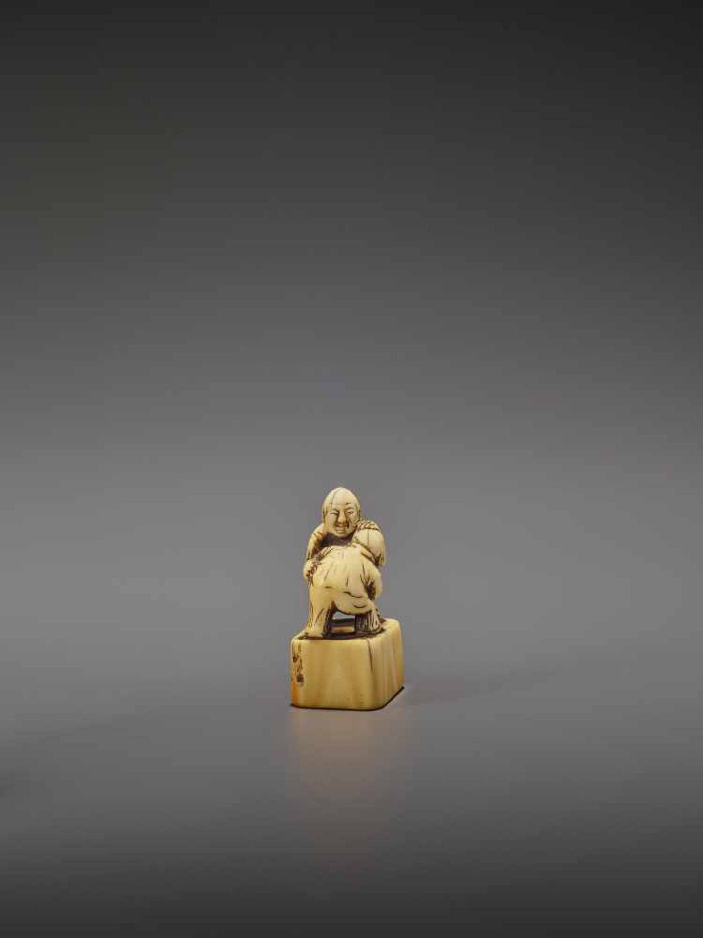 AN EARLY IVORY NETSUKE OF TWO CHINESE WRESTLERS UnsignedJapan, early 18th century, Edo period ( - Bild 7 aus 9