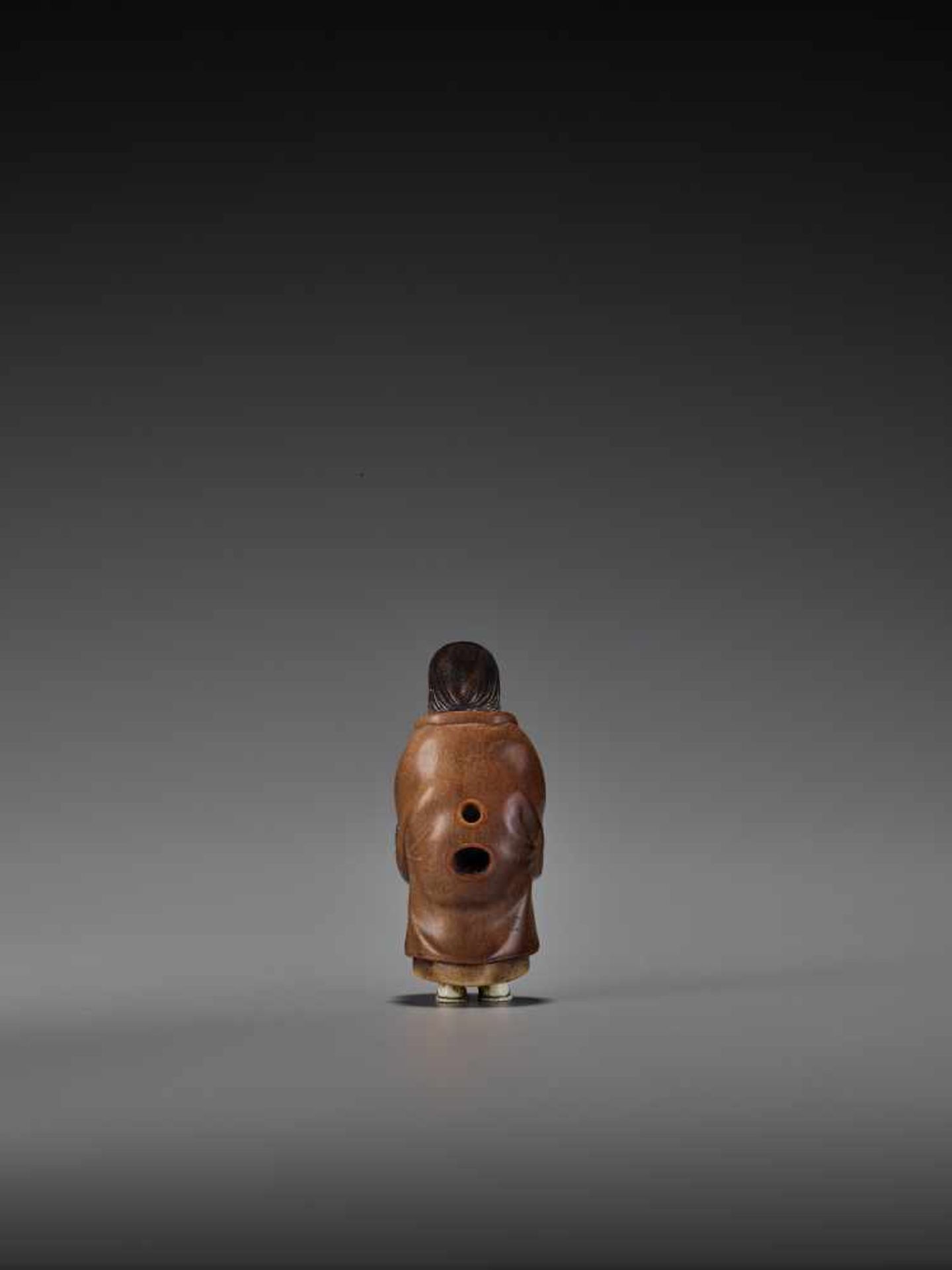 RAKUMIN: A RARE WOOD AND IVORY NETSUKE OF A VISITING COURTESAN By Ho Rakumin, signed RakuminJapan, - Image 2 of 10