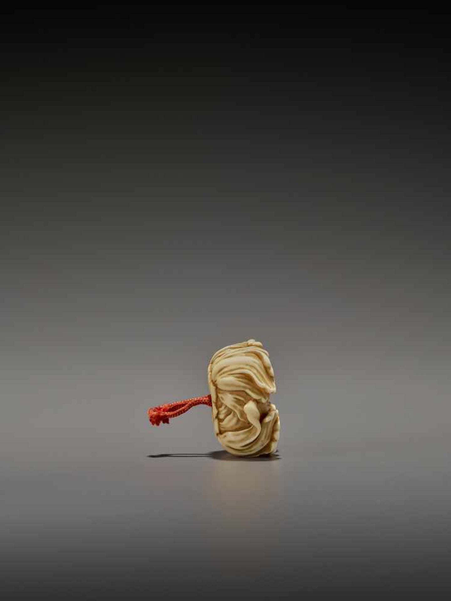 KOHOSAI: AN EXCELLENT IVORY AND GOLD NETSUKE OF A FLOWERING CHRYSANTHEMUM By Ueda Kohosai (died - Bild 7 aus 13