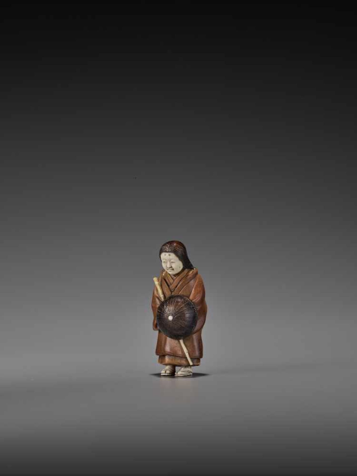 RAKUMIN: A RARE WOOD AND IVORY NETSUKE OF A VISITING COURTESAN By Ho Rakumin, signed RakuminJapan, - Bild 3 aus 10