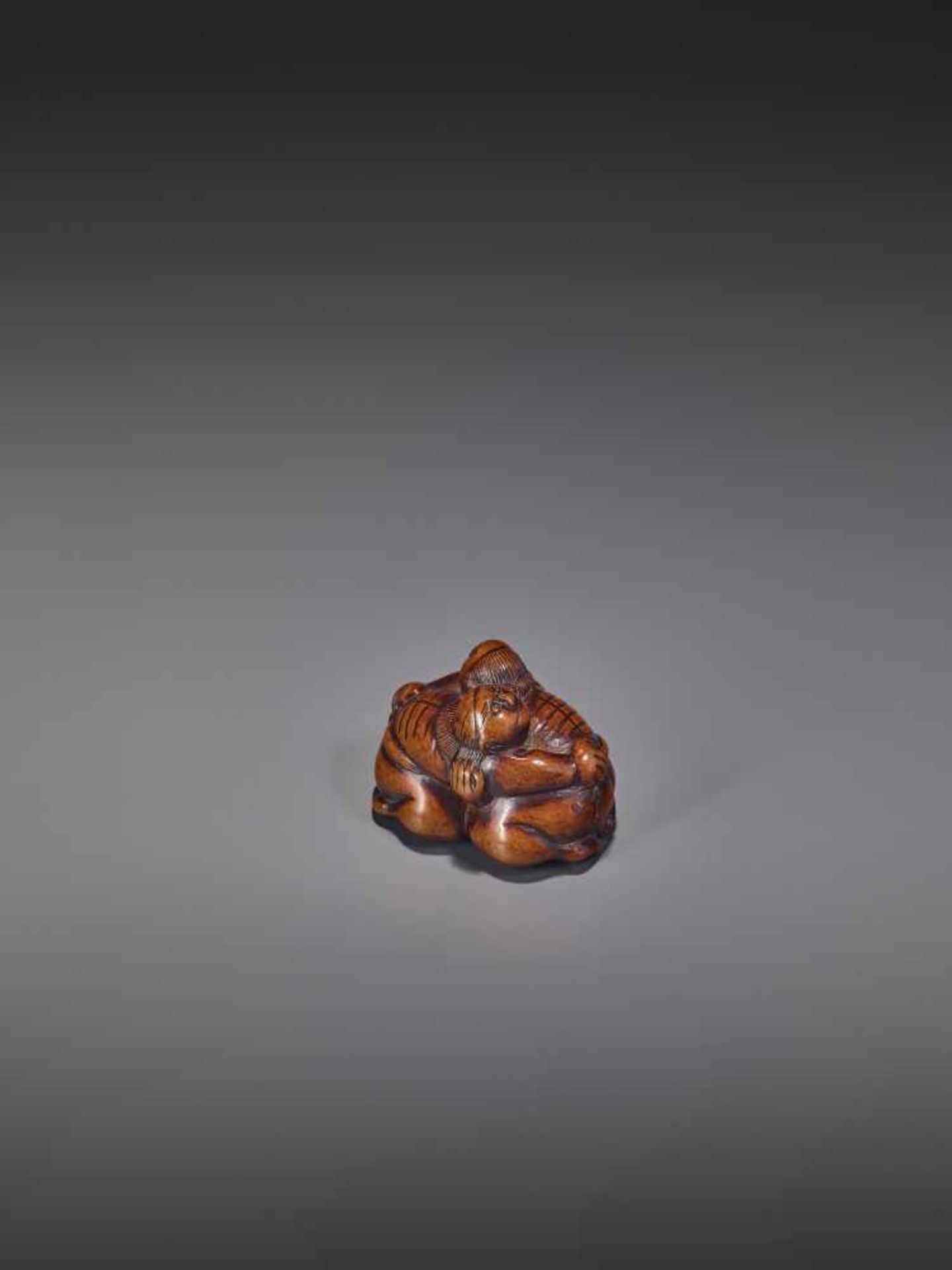 A WOOD NETSUKE OF TWO WRESTLERS UnsignedJapan, early 19th century, Edo period (1615-1868)Carved from - Image 5 of 9