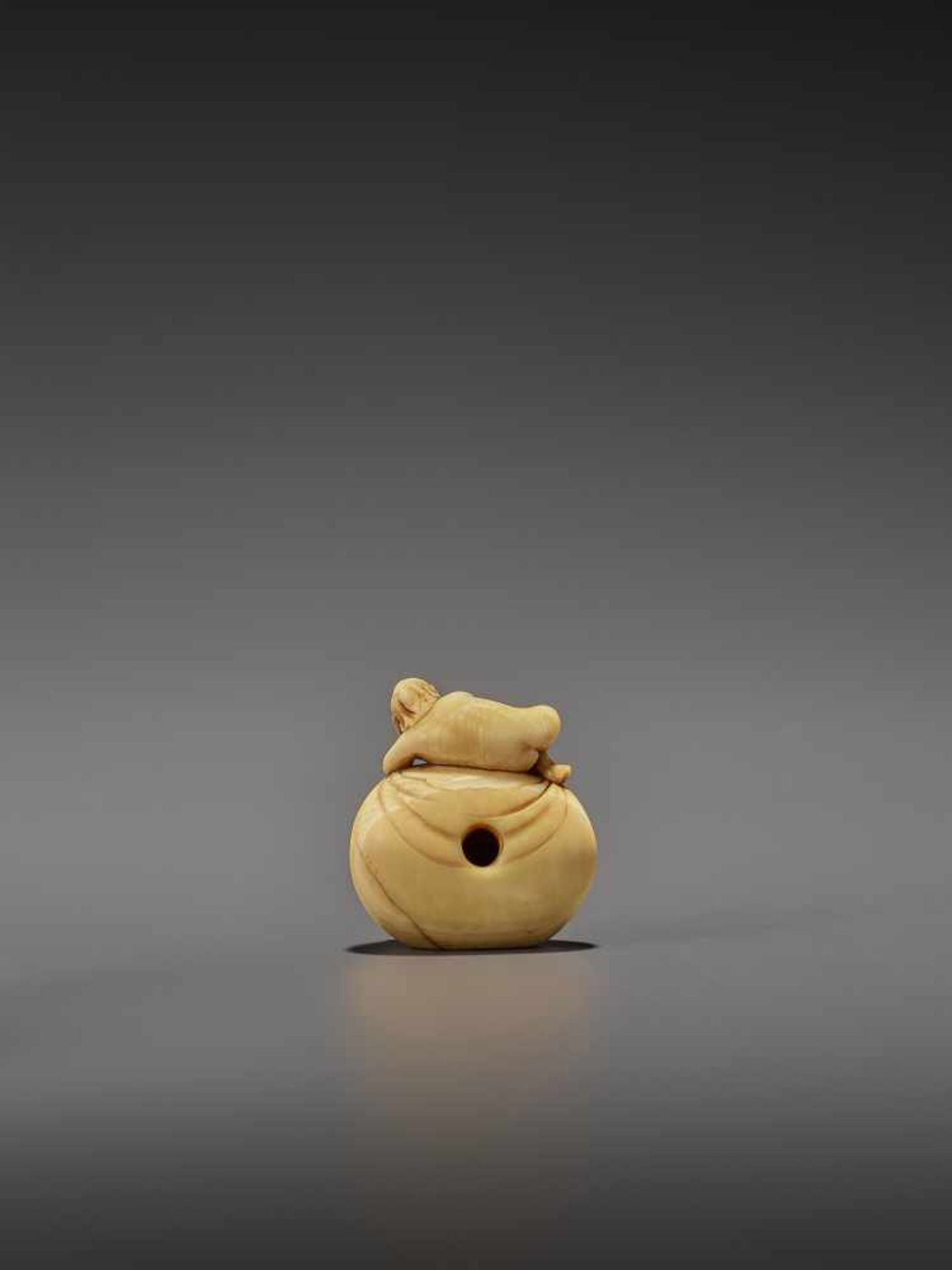 AN EARLY IVORY NETSUKE OF A NAKED MAN SLEEPING ON A BAG UnsignedJapan, mid-18th century, Edo - Image 2 of 8