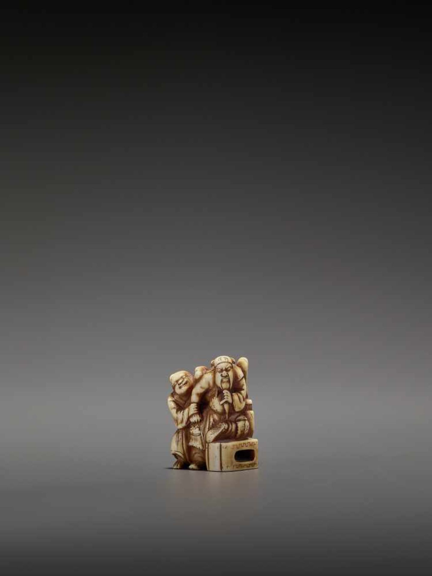 KINRYUSAI: AN IVORY NETSUKE OF KAN’U BEING MASSAGED BY A BLIND MAN By Kinryusai, signed Kinryusai - Bild 2 aus 10