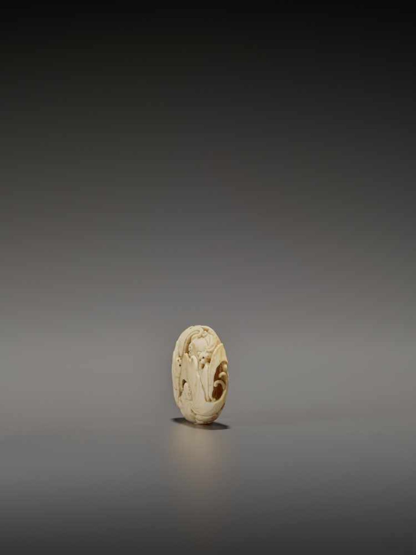 A RARE IVORY RYUSA MANJU NETSUKE WITH MANY BATS SignedJapan, late 19th centuryFinely carved in - Image 4 of 8