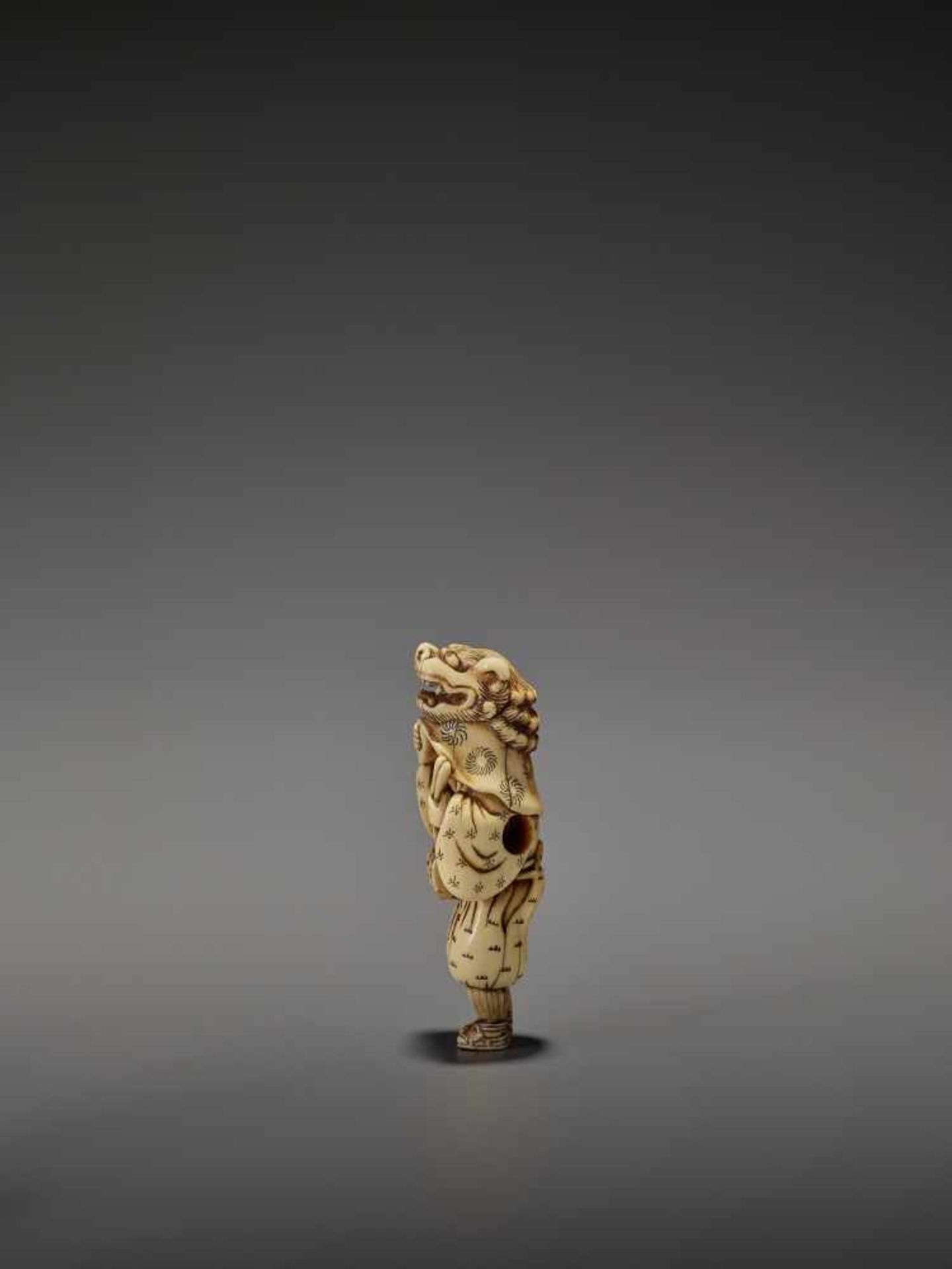 AN EARLY AND FINE IVORY NETSUKE OF A SHISHIMAI DANCER UnsignedJapan, late 18th century, Edo - Bild 6 aus 13