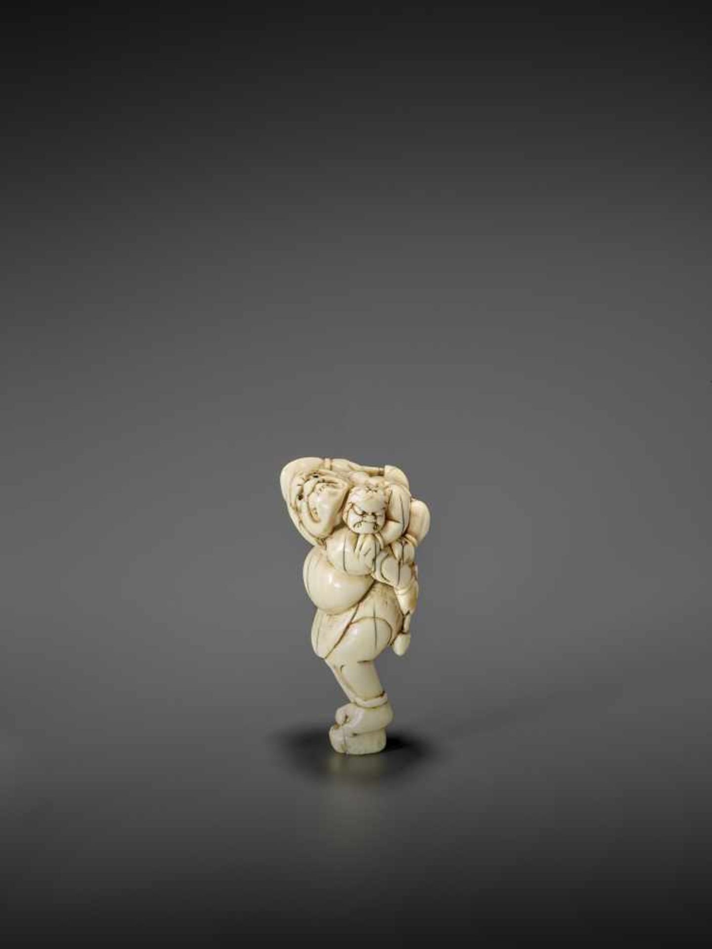 A RARE IVORY NETSUKE OF RAIJIN WITH RAITARO ARMED WITH FISH HEADS UnsignedJapan, 18th century, Edo - Image 4 of 9