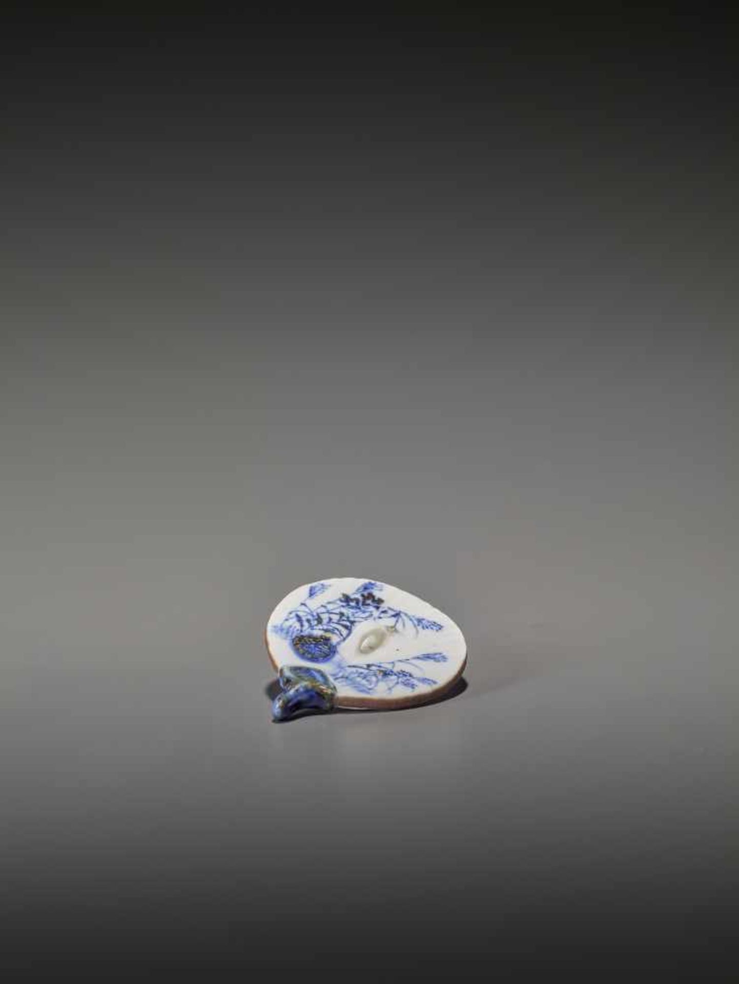 AN UNUSUAL AND RARE FAN-SHAPED BLUE AND WHITE PORCELAIN SHUNGA NETSUKE UnsignedJapan, 19th - Bild 4 aus 5