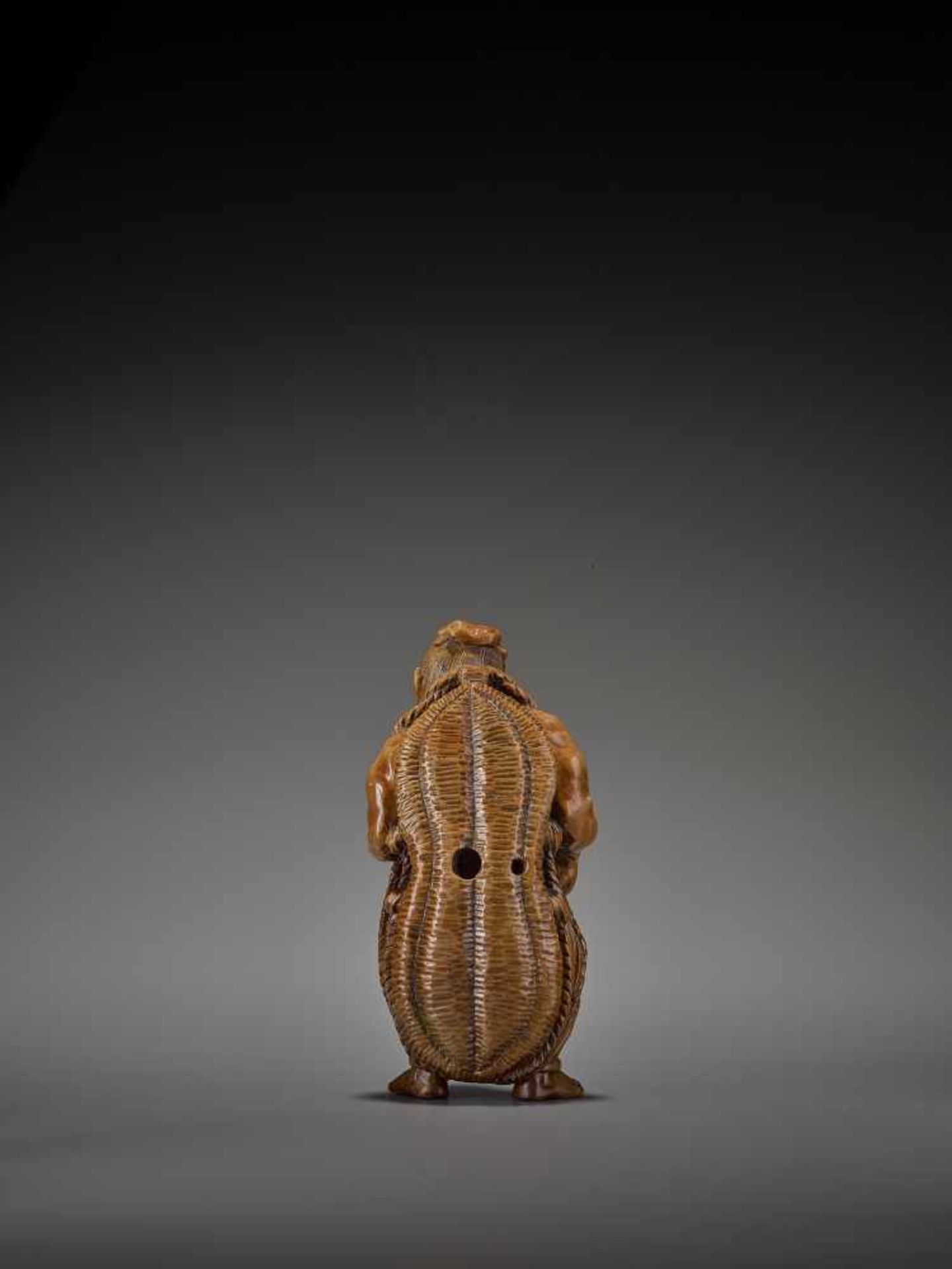 A RARE AND GIGANTIC ACTOR’S WOOD NETSUKE OF A NIO WITH WARAJI UnsignedJapan, 19th century, Edo - Image 4 of 8