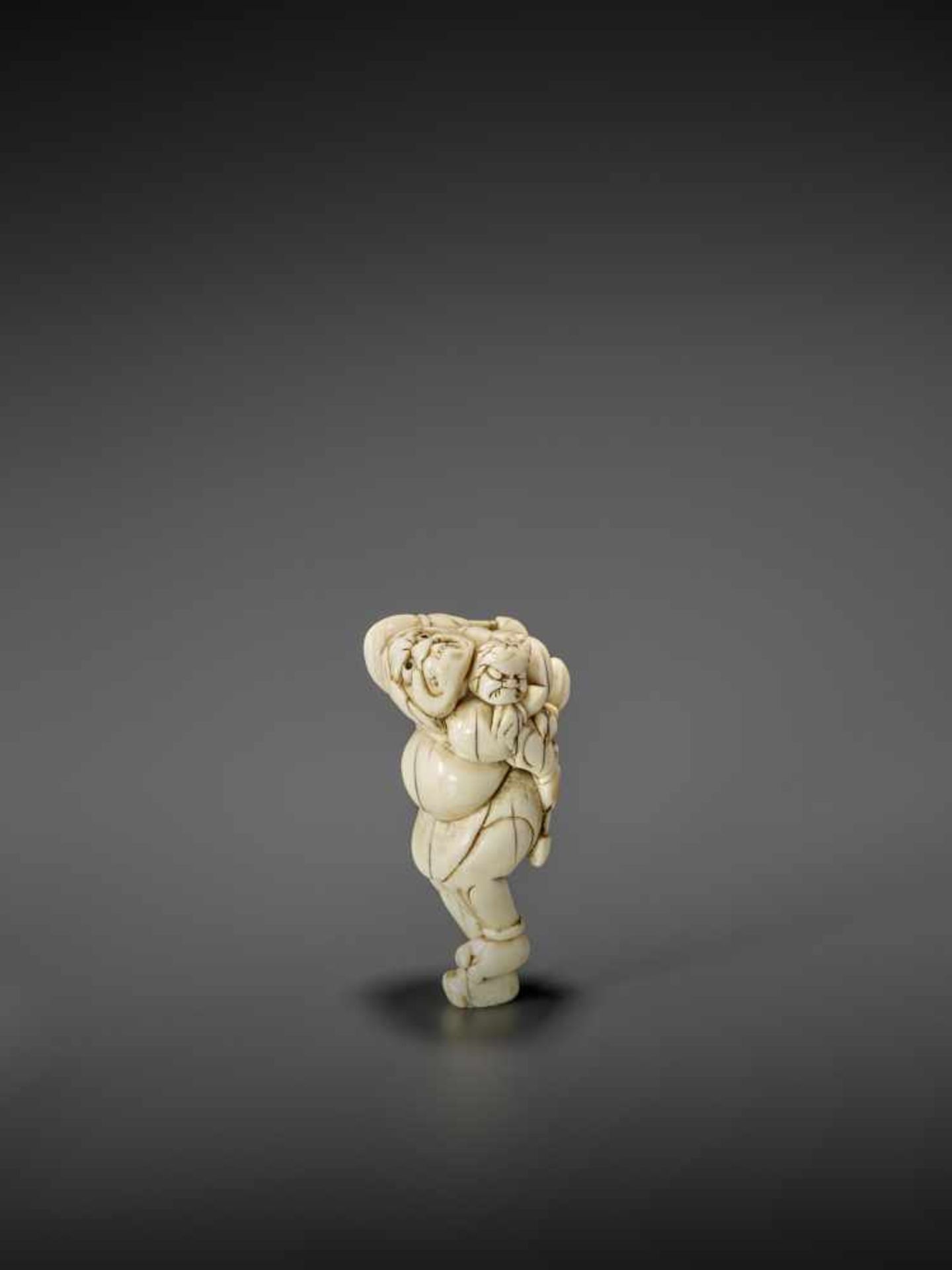 A RARE IVORY NETSUKE OF RAIJIN WITH RAITARO ARMED WITH FISH HEADS UnsignedJapan, 18th century, Edo - Bild 3 aus 9