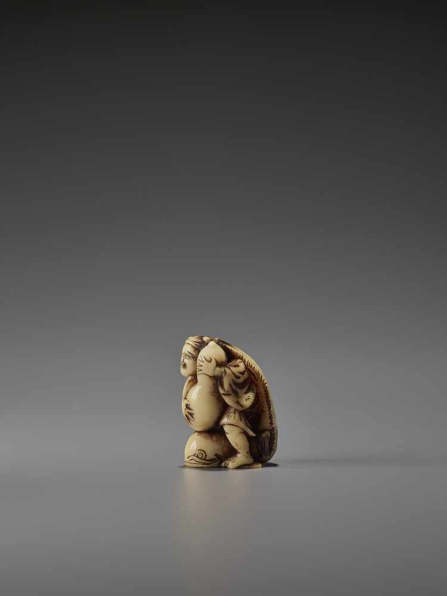 A RARE STAG ANTLER NETSUKE OF KADORI MYOJIN TAMING A NAMAZU UnsignedJapan, 19th century, Edo - Bild 3 aus 9