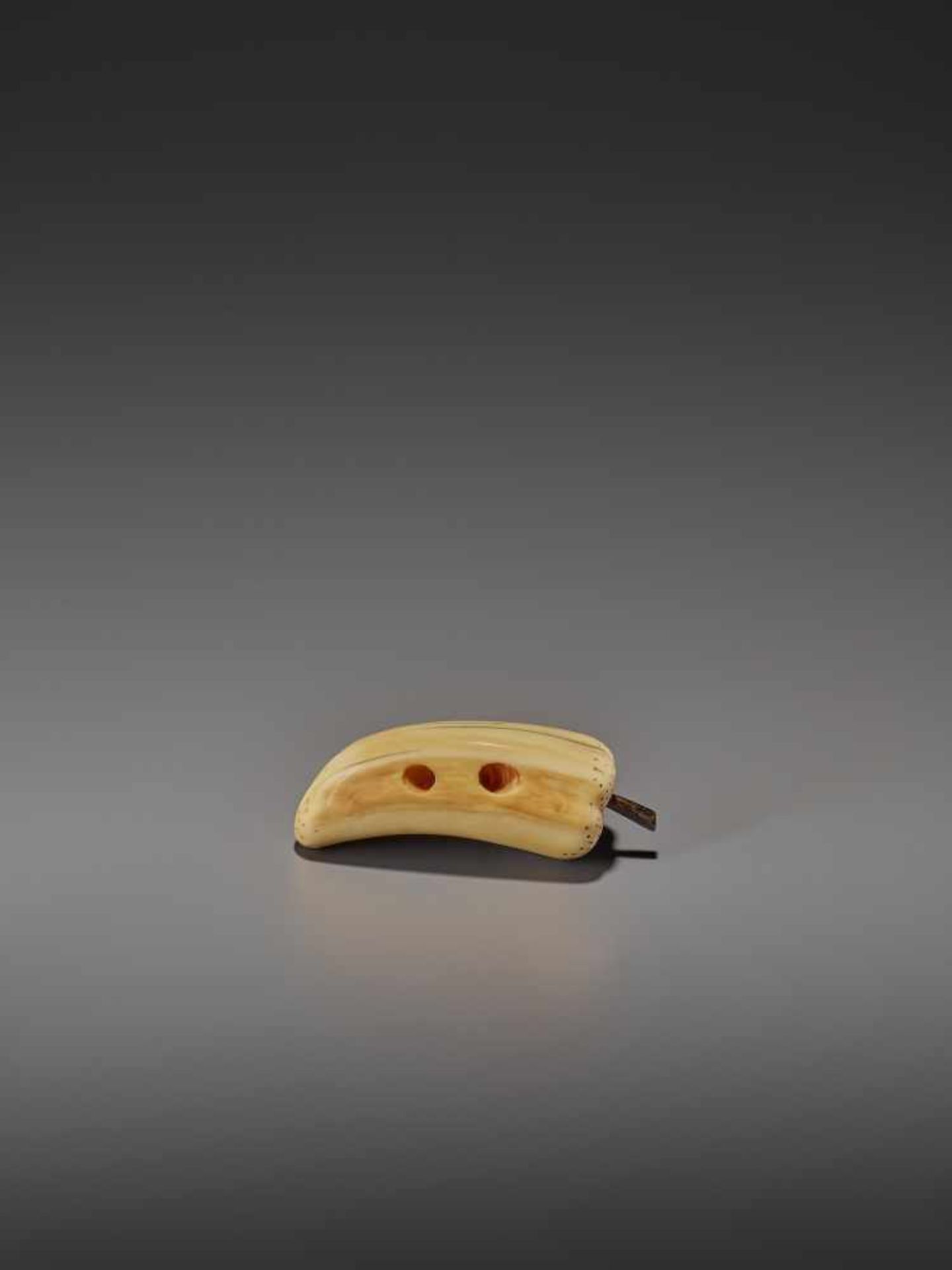 A VERY RARE MARINE IVORY NETSUKE OF A BELL PEPPER UnsignedJapan, 19th century, Edo period (1615- - Bild 9 aus 11